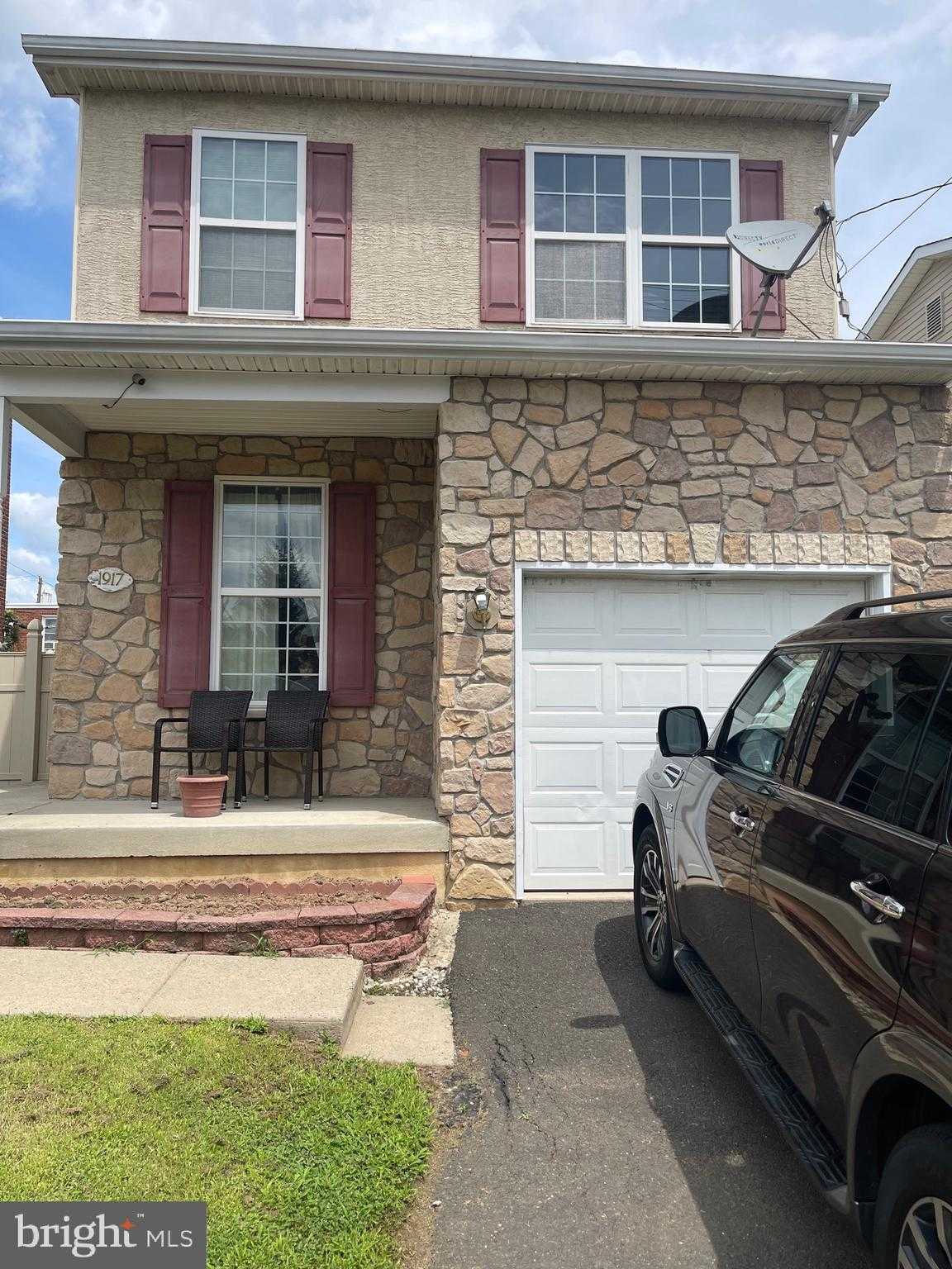 1917 Fuller St photo 2