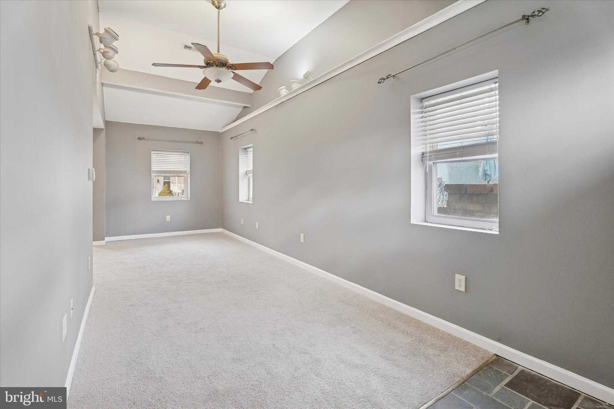 453 Parker Ave photo 10