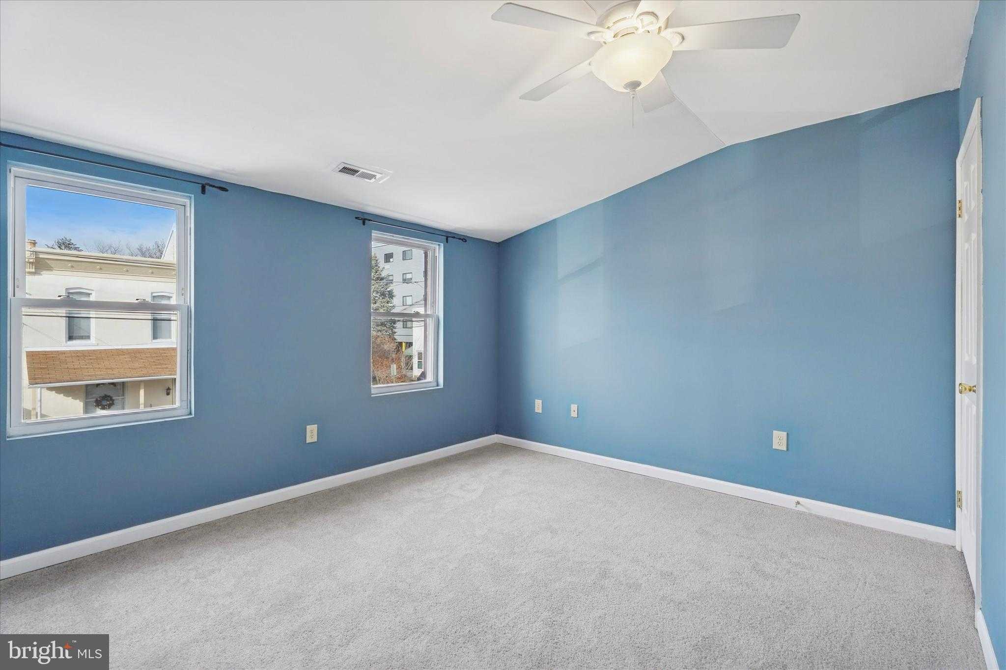 453 Parker Ave photo 18