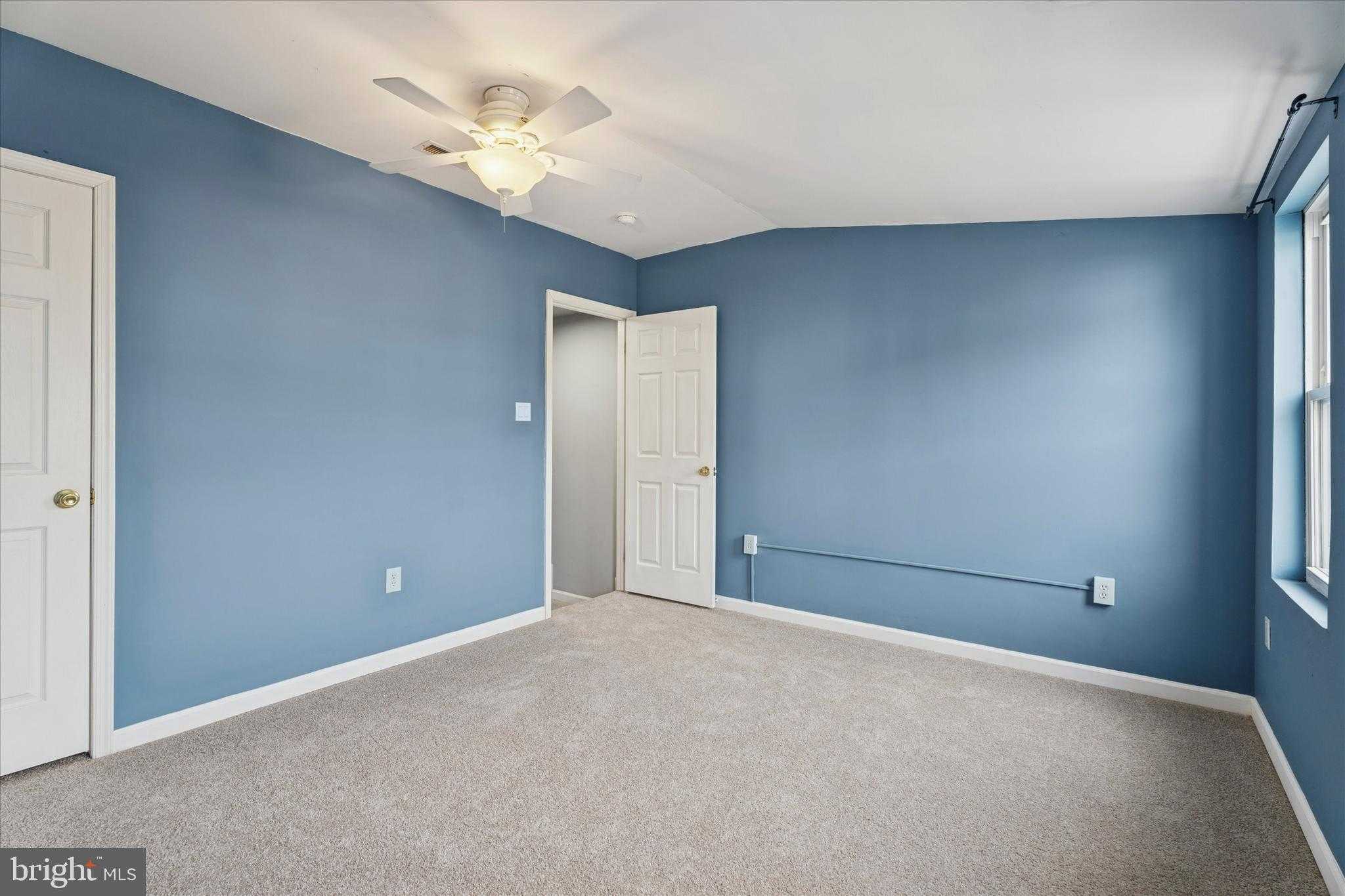 453 Parker Ave photo 19