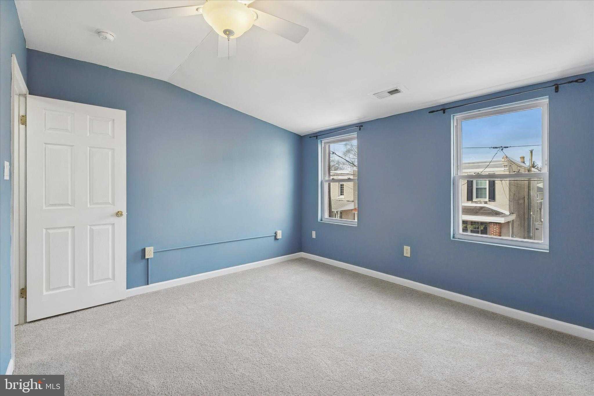 453 Parker Ave photo 20