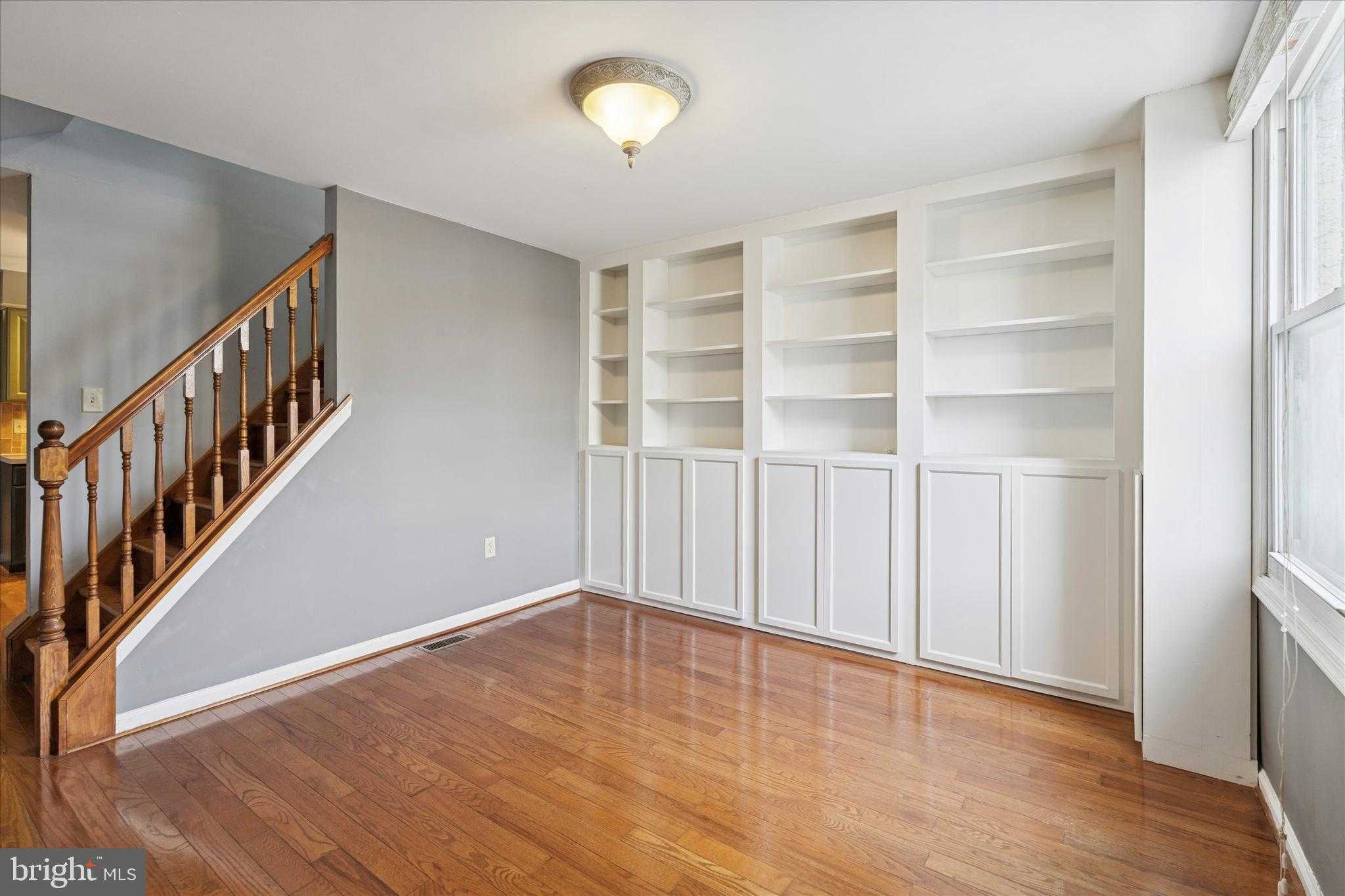 453 Parker Ave photo 3