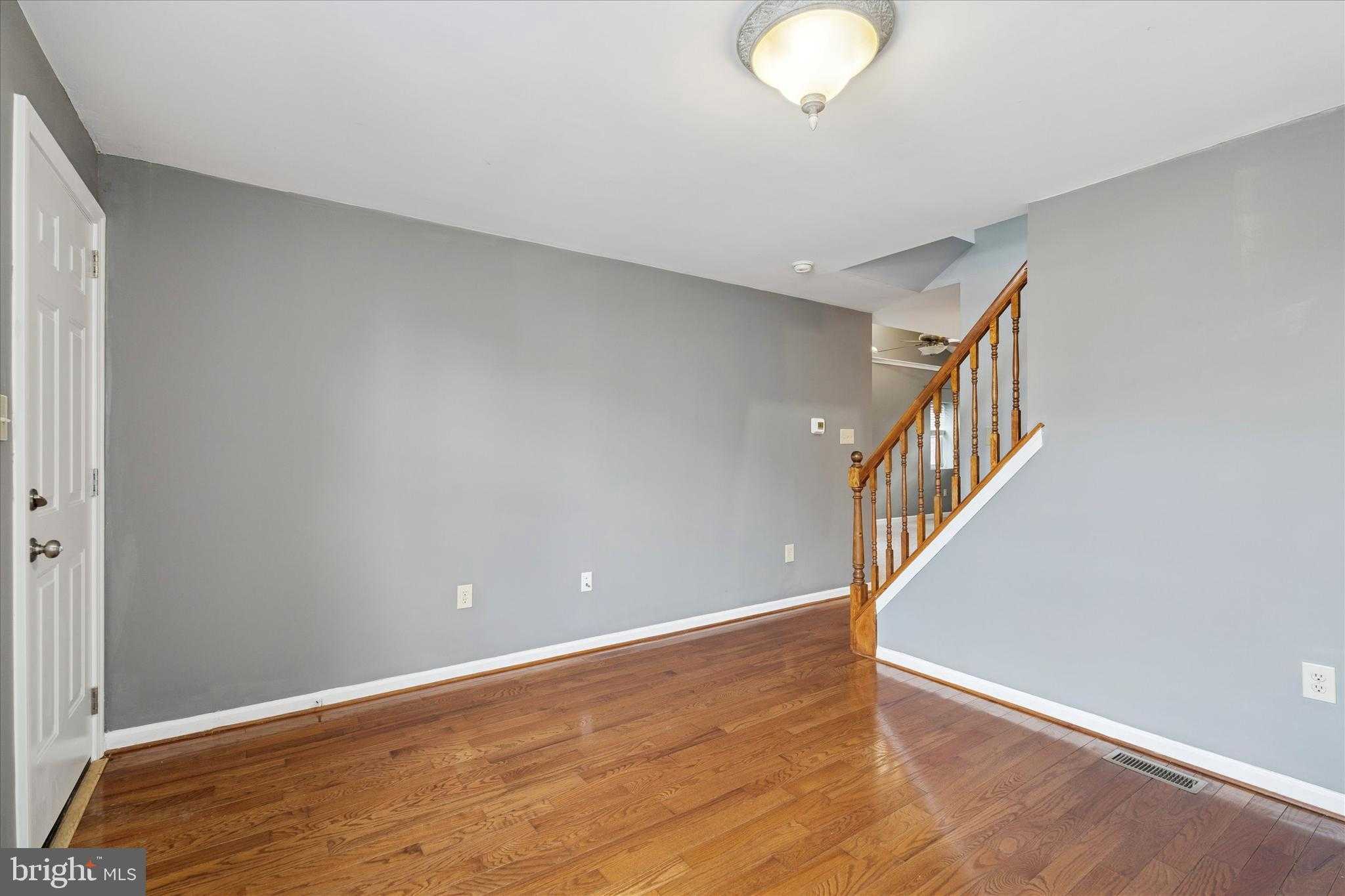 453 Parker Ave photo 4