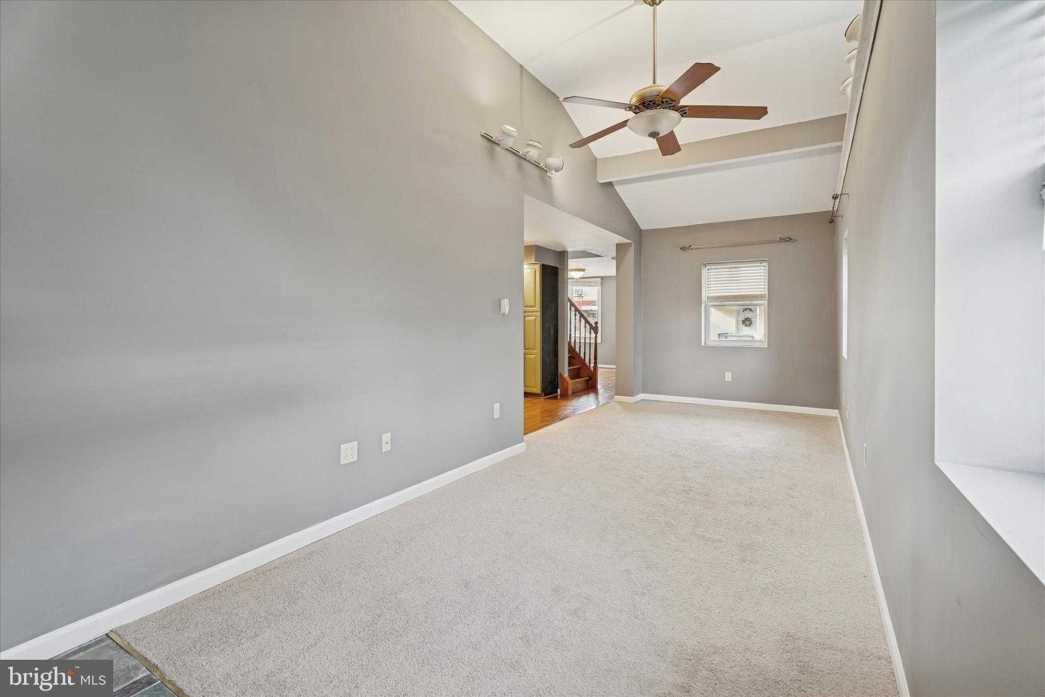 453 Parker Ave photo 9