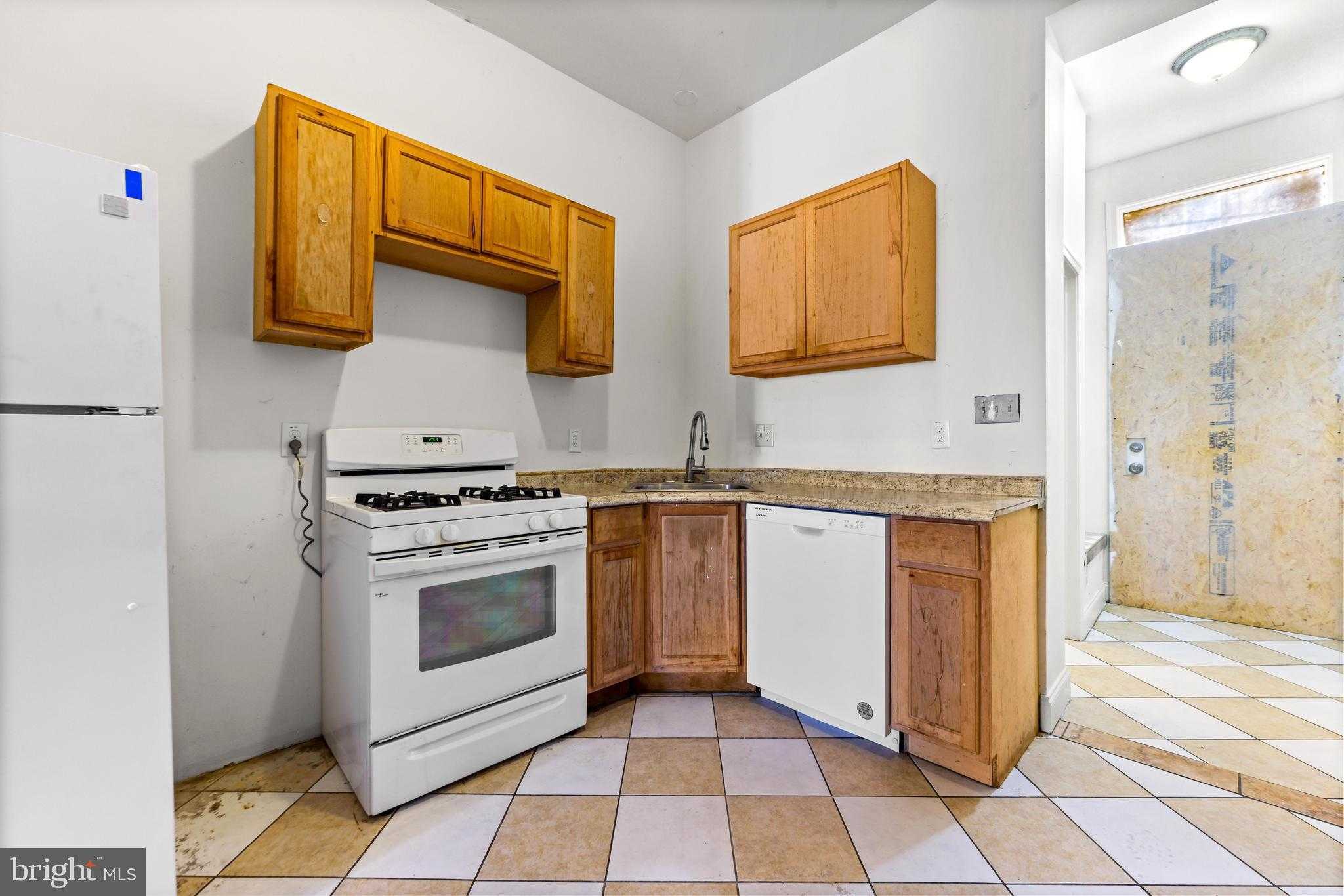 2546 W Baltimore St photo 12