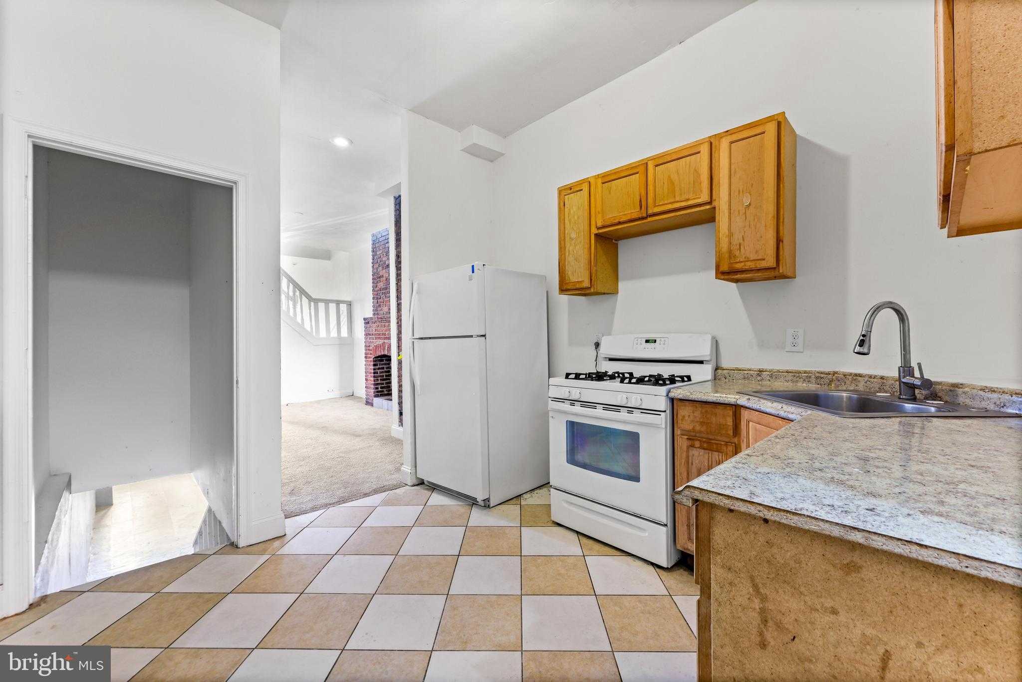 2546 W Baltimore St photo 14