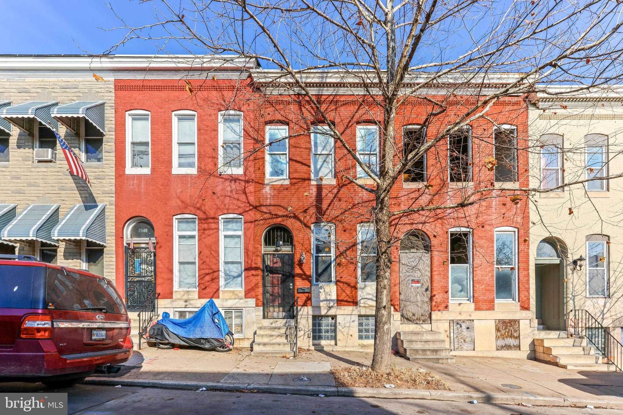 2546 W Baltimore St photo 2