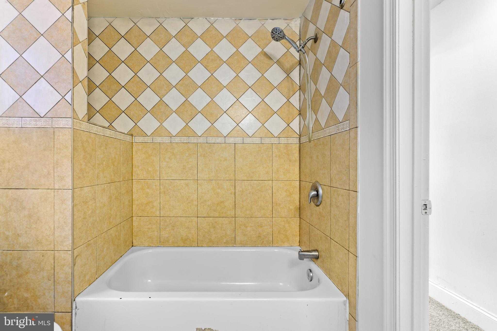 2546 W Baltimore St photo 24