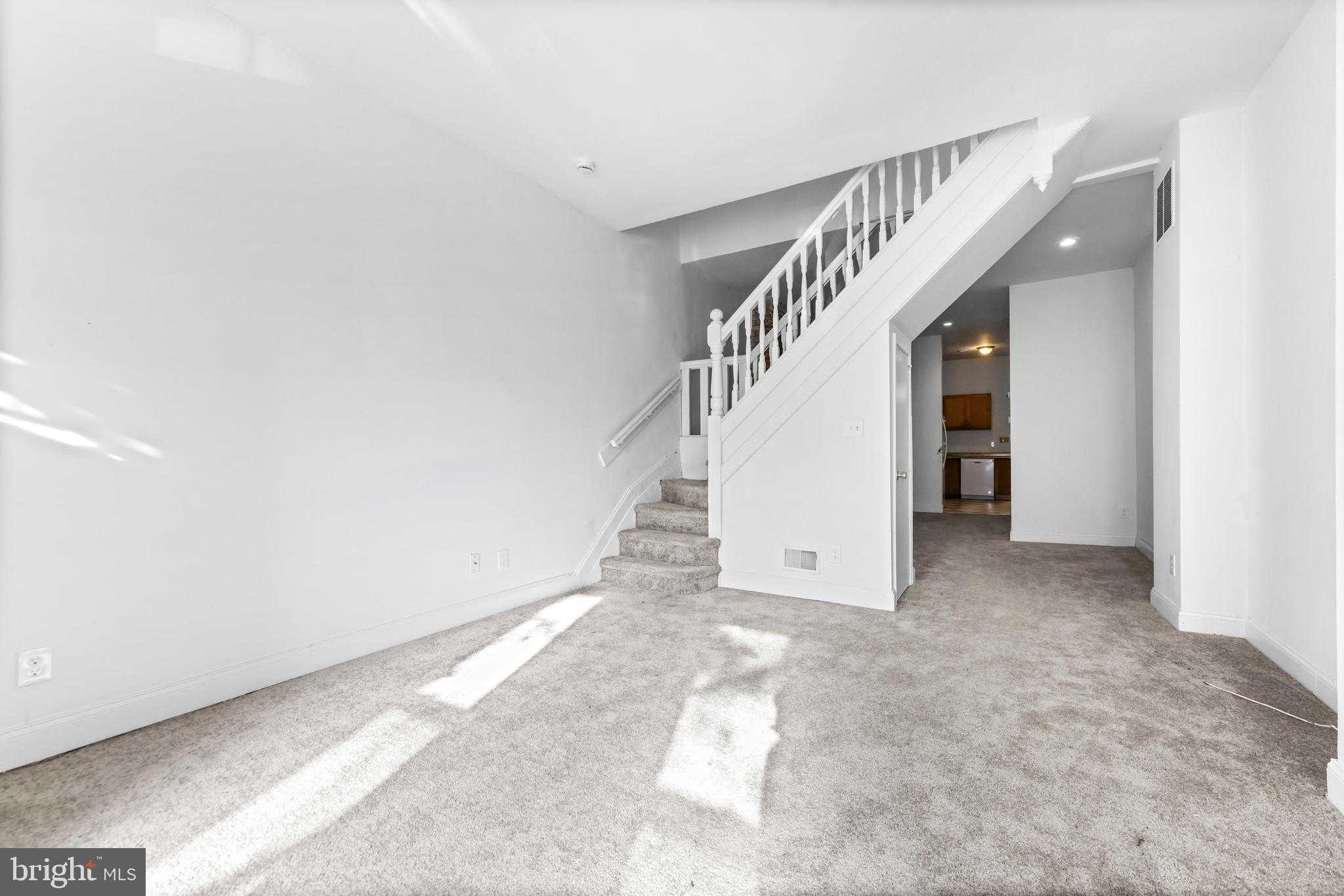 2546 W Baltimore St photo 4