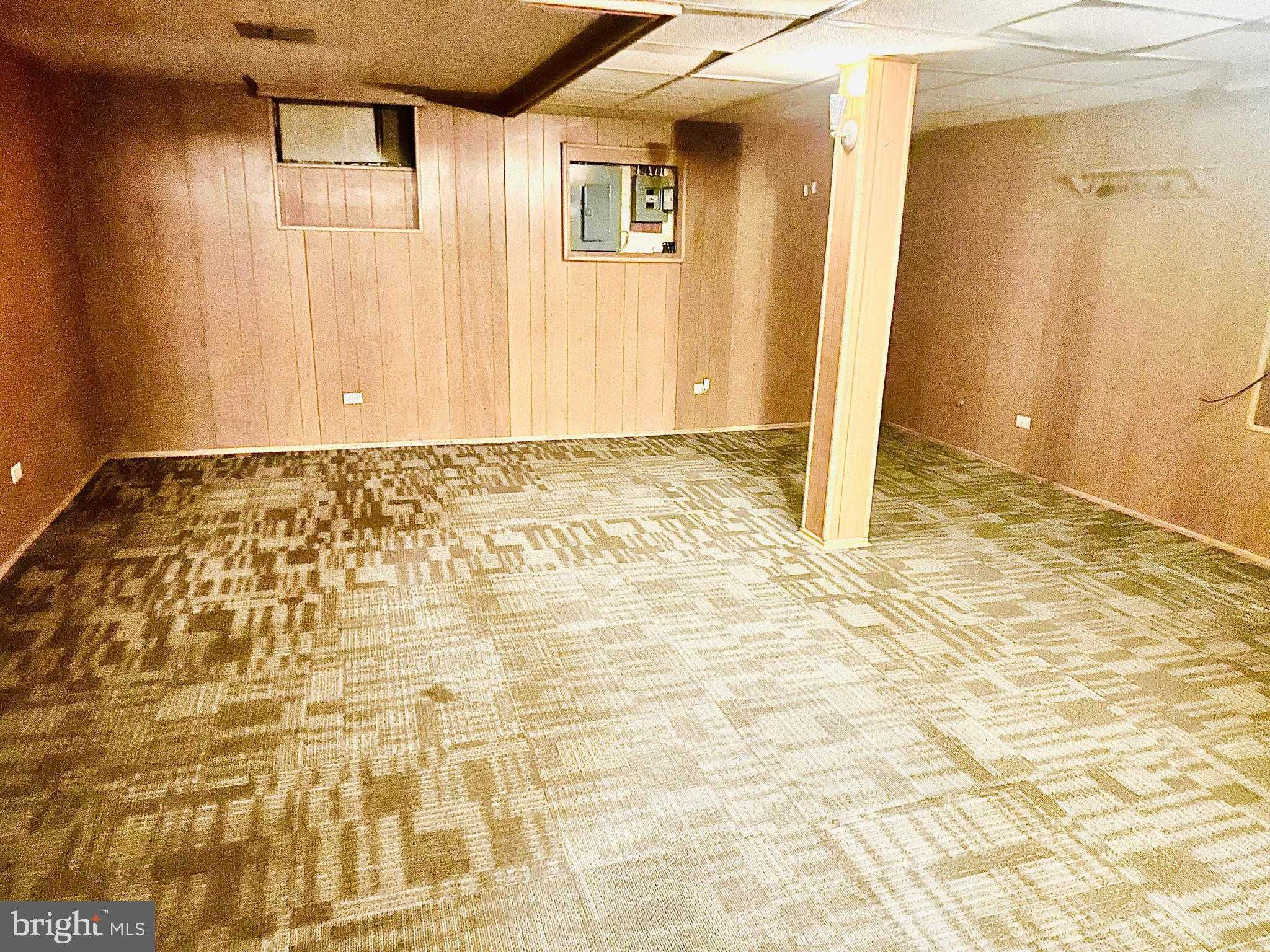 323 Russelcroft Rd photo 34