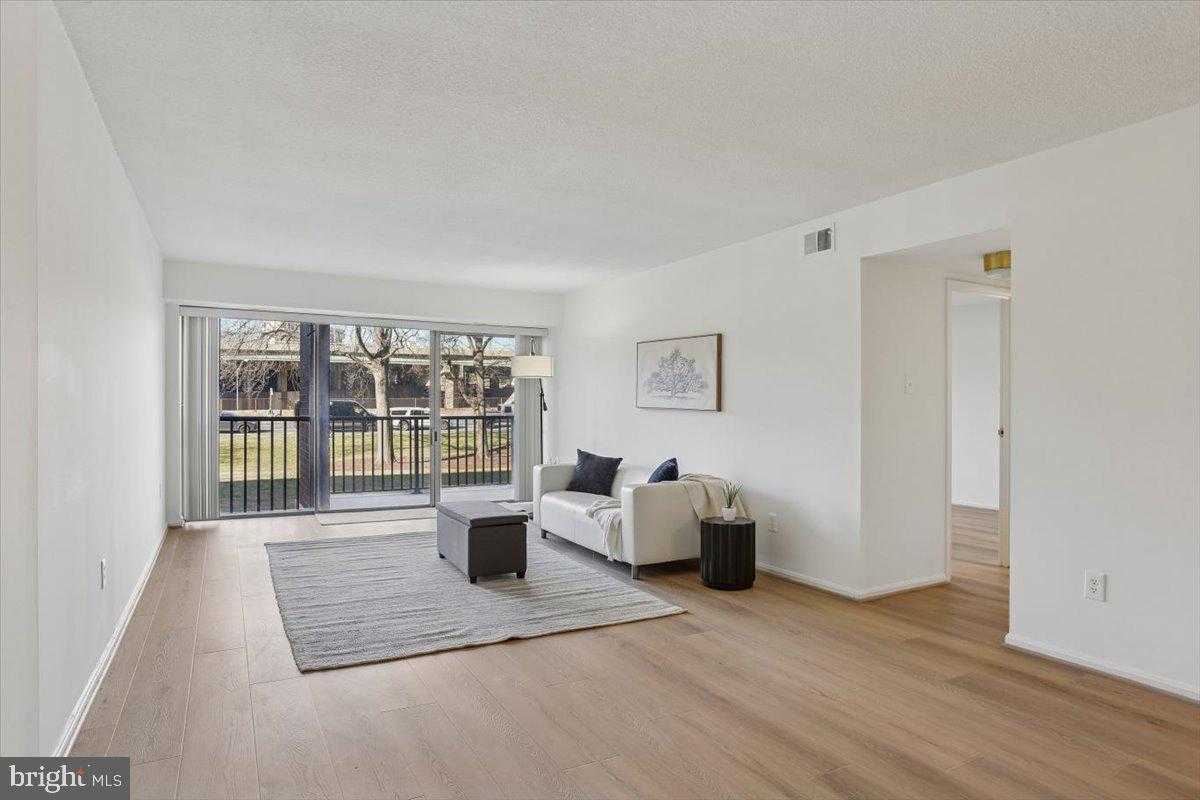 1300 Army Navy Dr Apt 106 photo 14