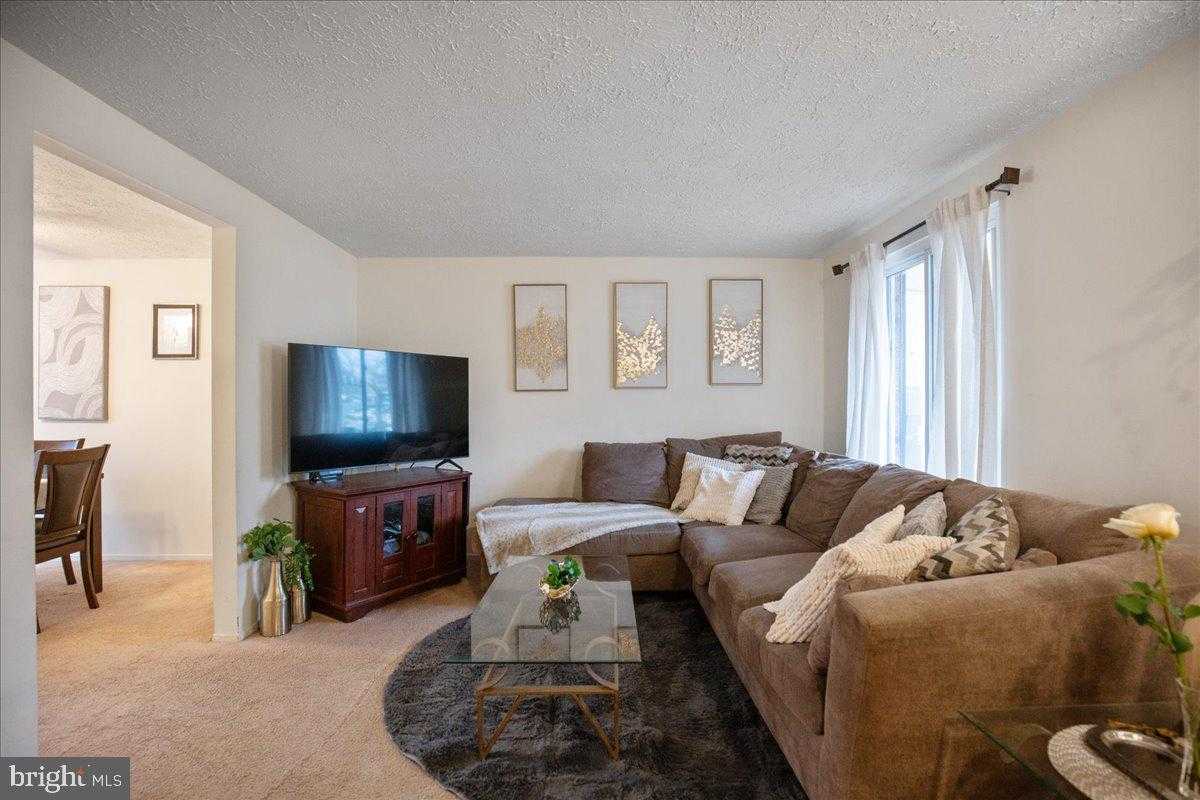 801 Calvert Towne Dr photo 6