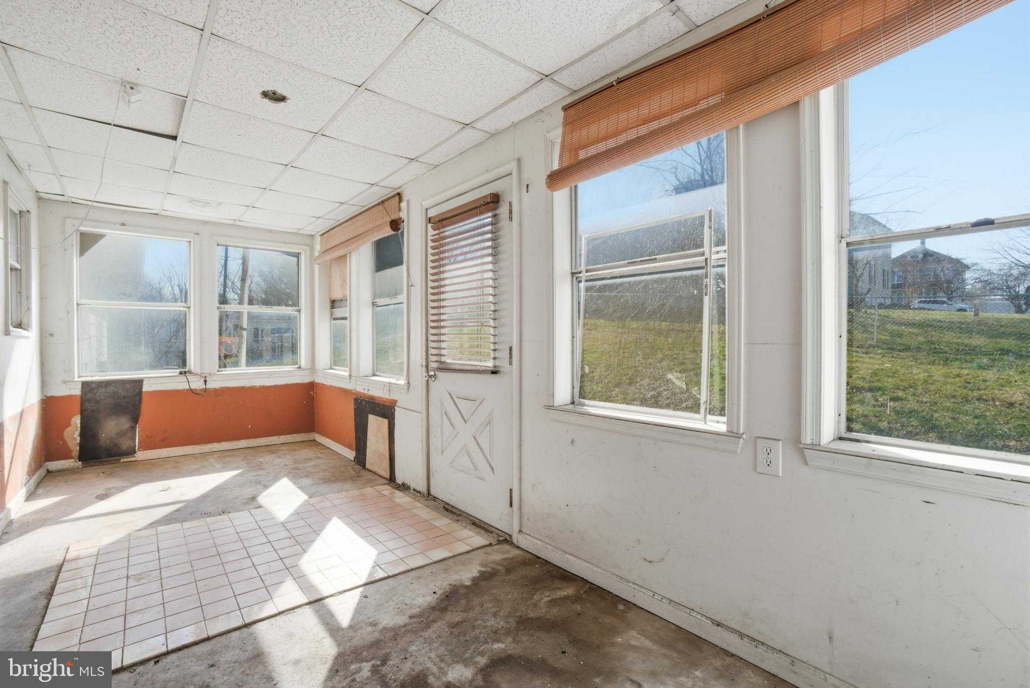 314 E Broadway St photo 14