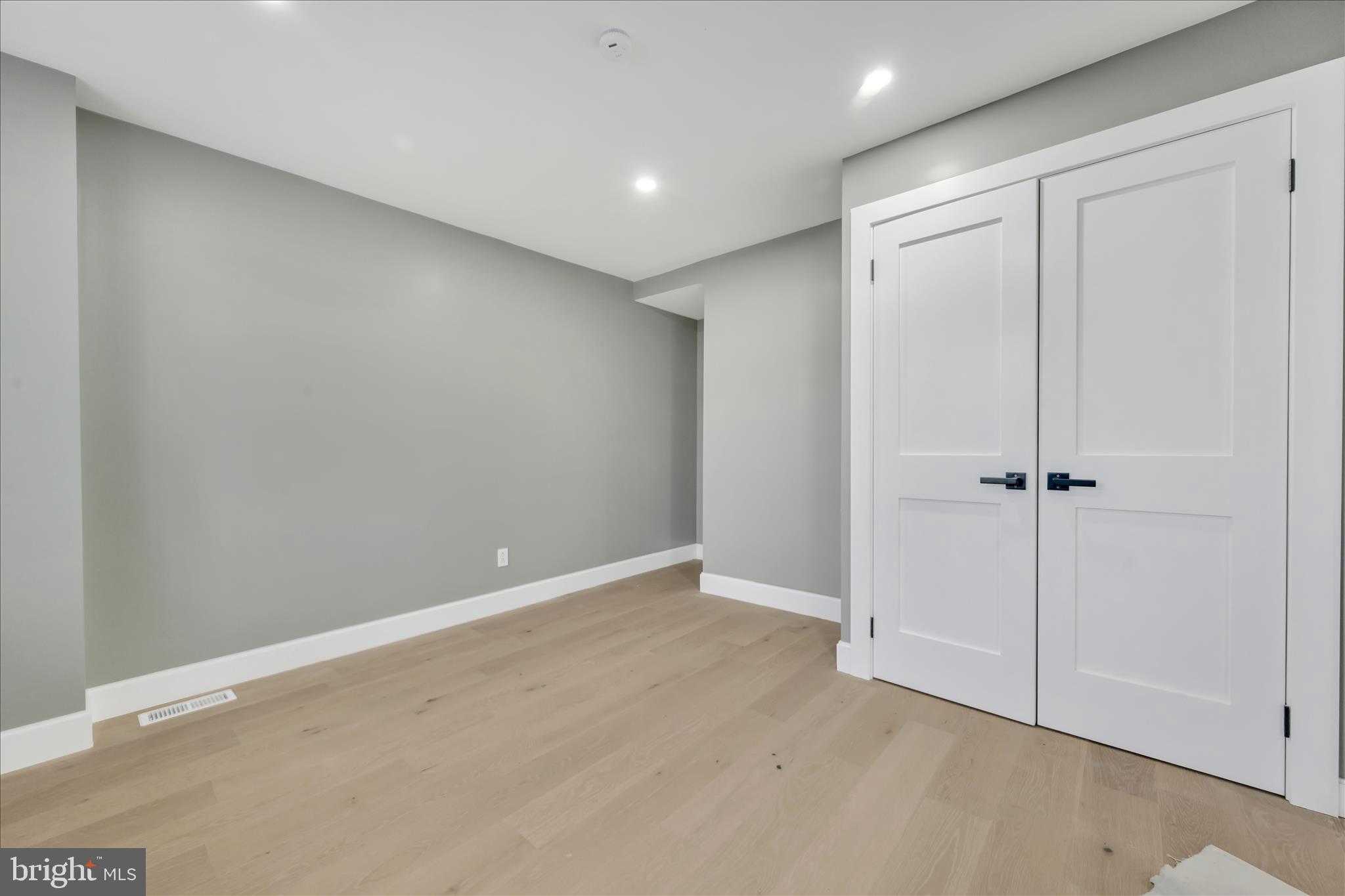 442 Lewis St photo 2