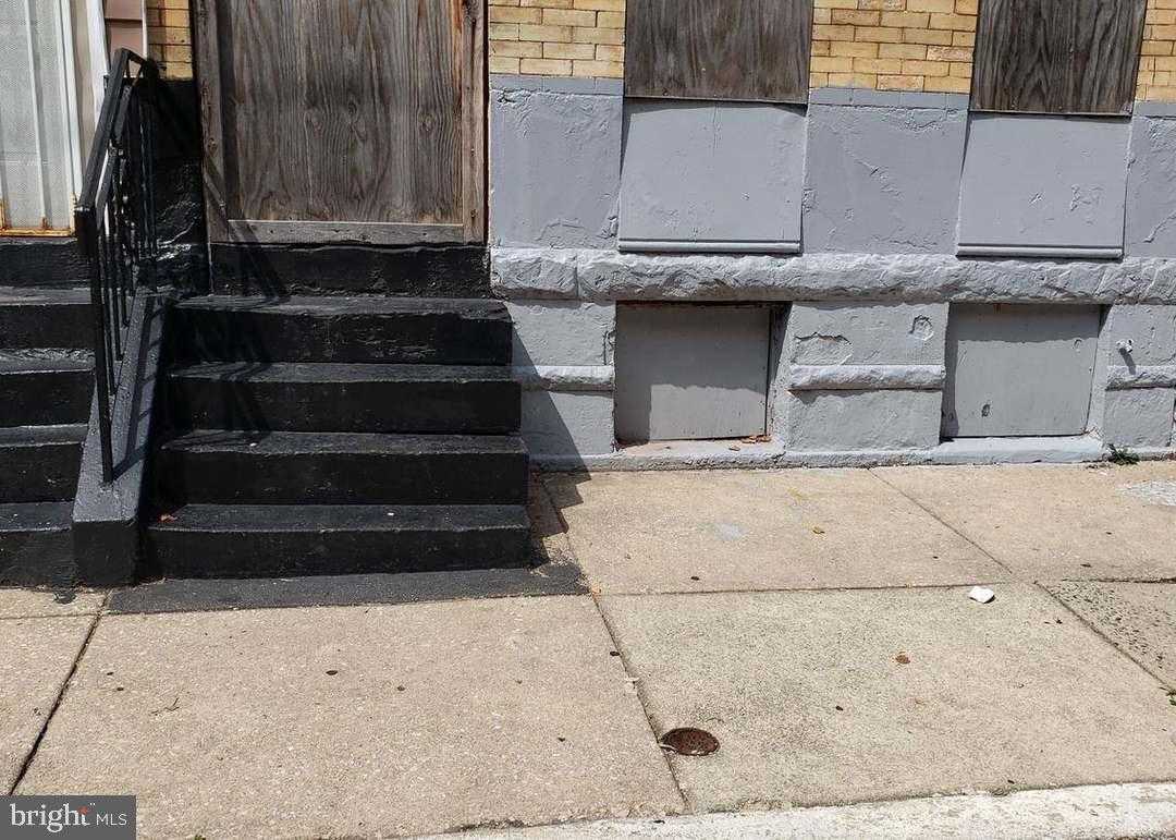 2438 N Douglas St photo 4