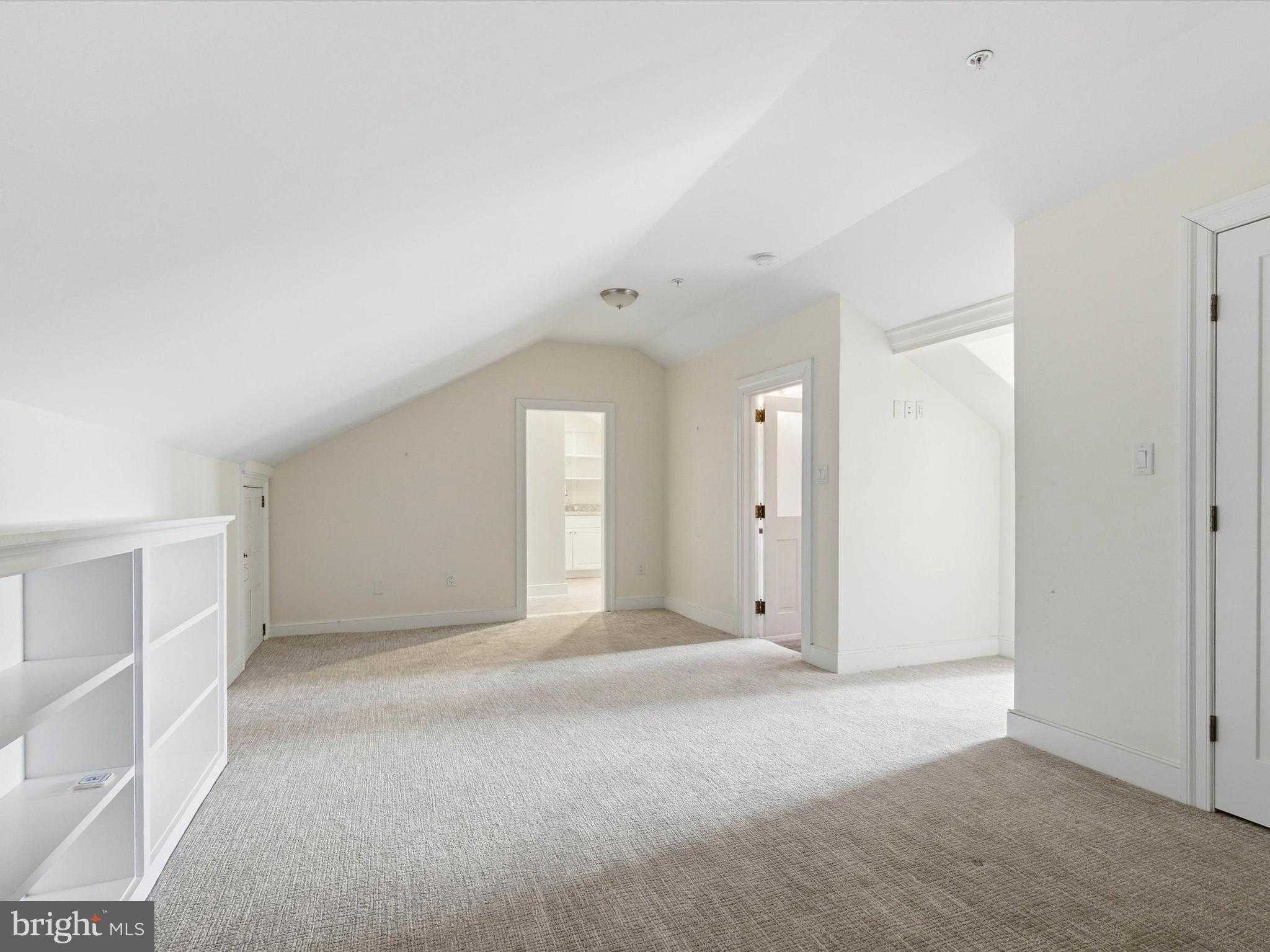 121 E King St photo 41