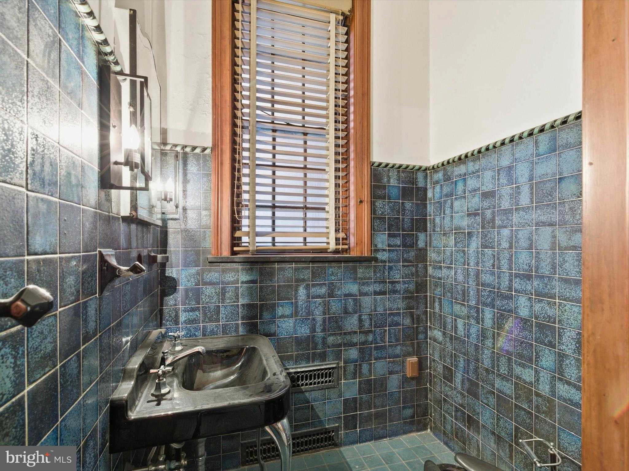 121 E King St photo 55