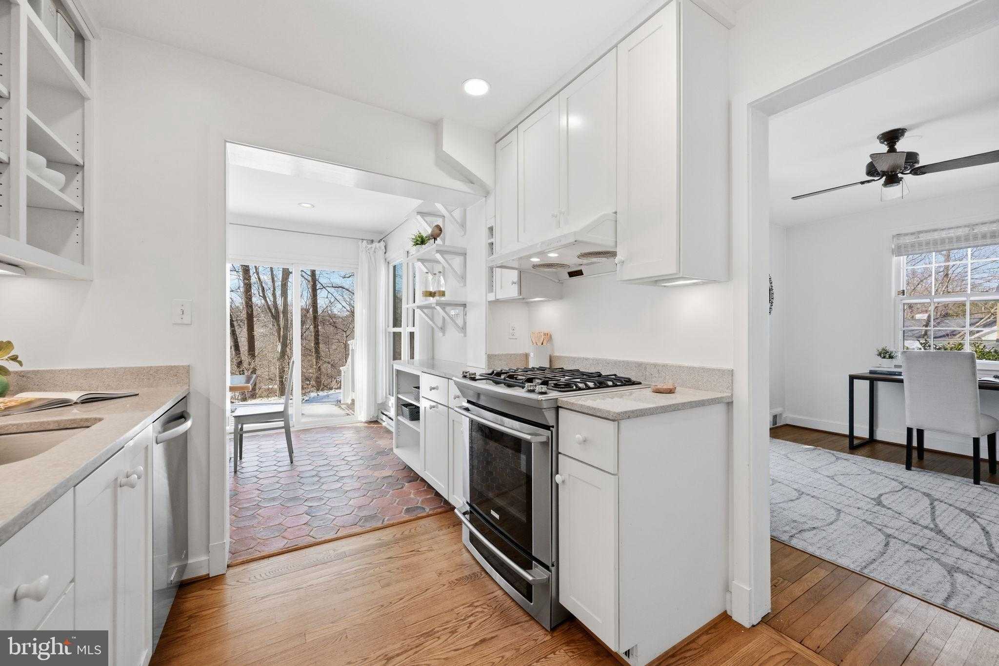 9634 Parkwood Dr photo 12