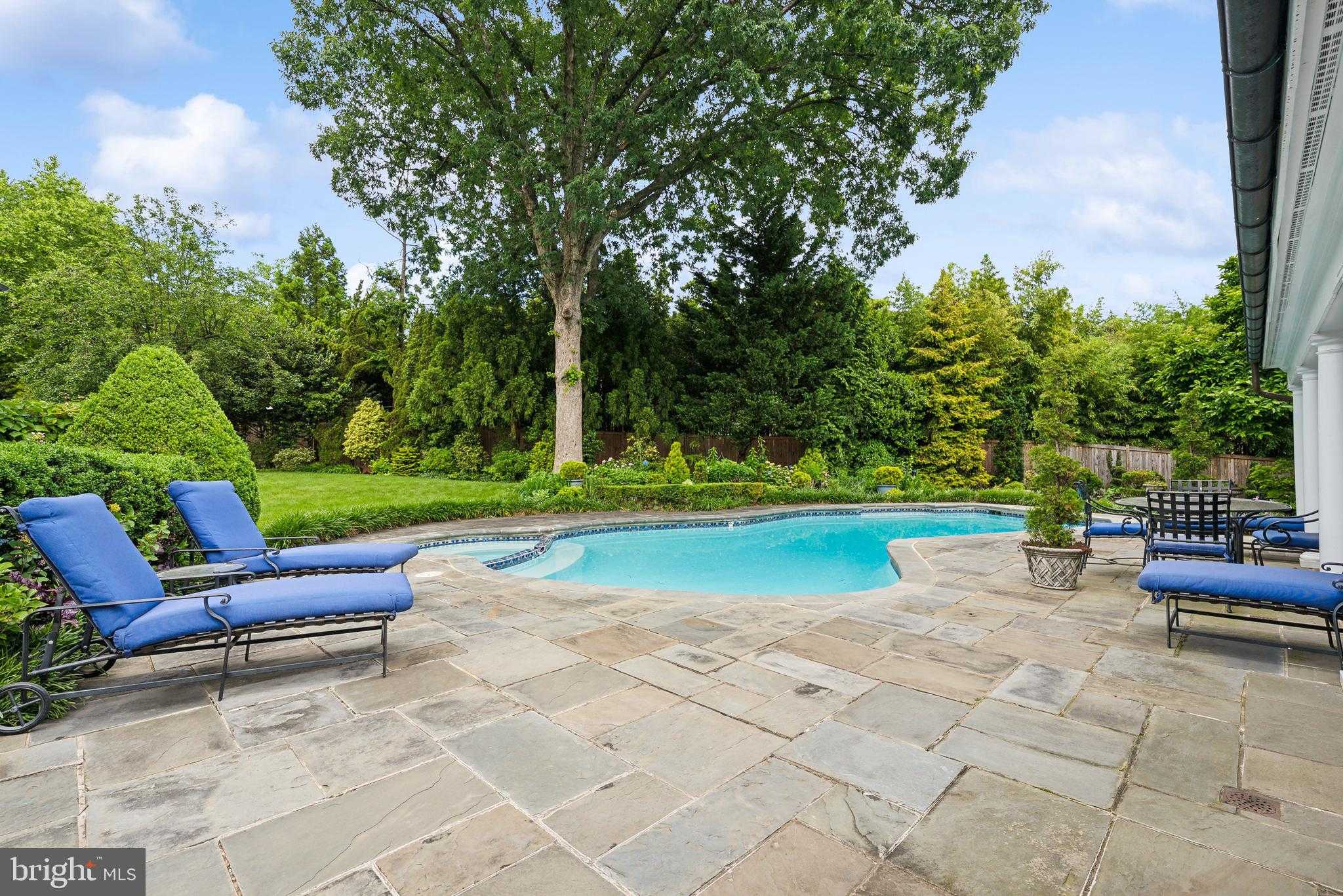 320 1/2 Mansion Dr photo 40