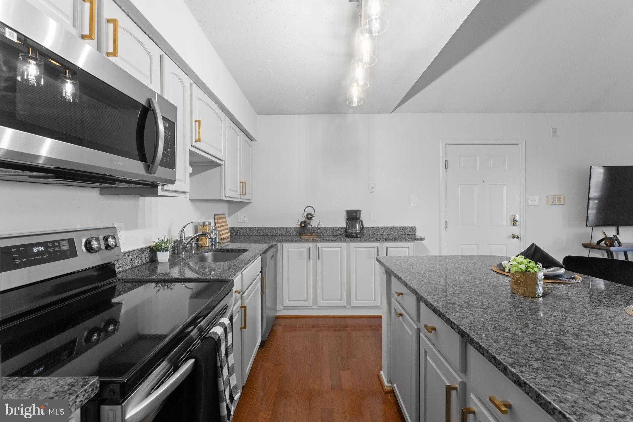 3302 Wyndham Cir Apt B photo 7