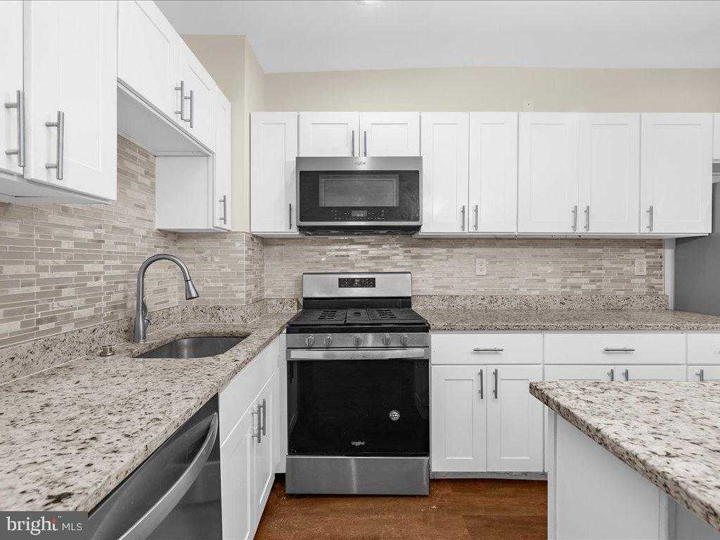 911 N Bradford St photo 38