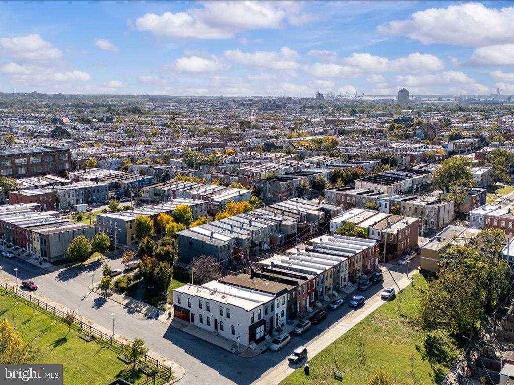 911 N Bradford St photo 48