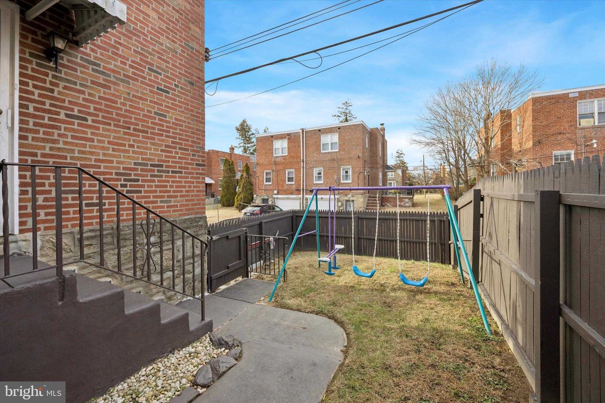 1211 E Johnson St photo 24