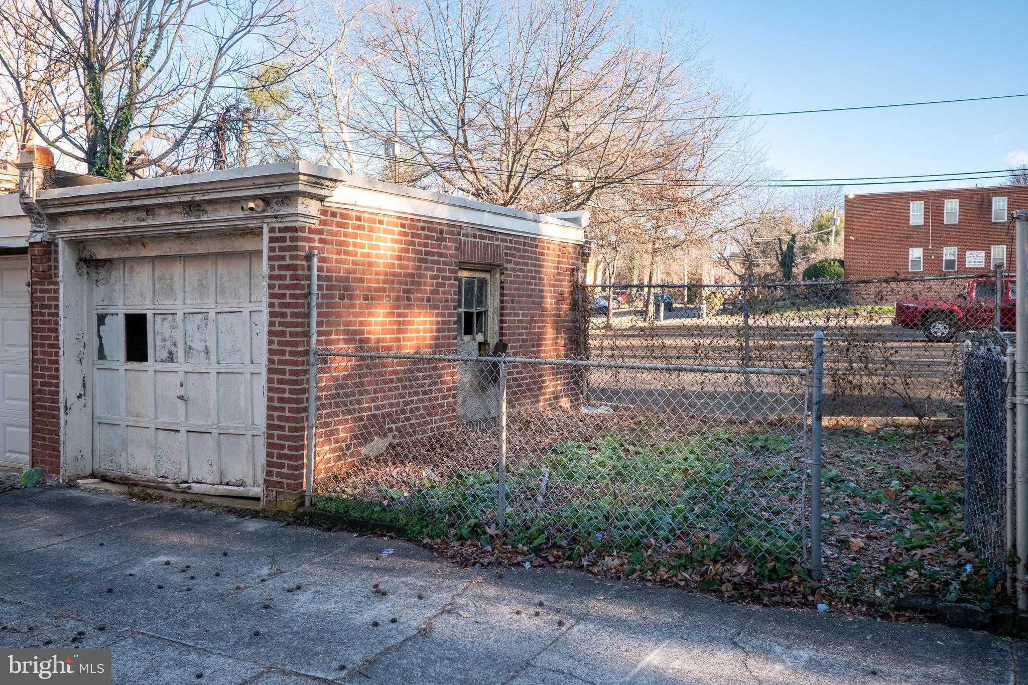 558 E Locust Ave photo 26