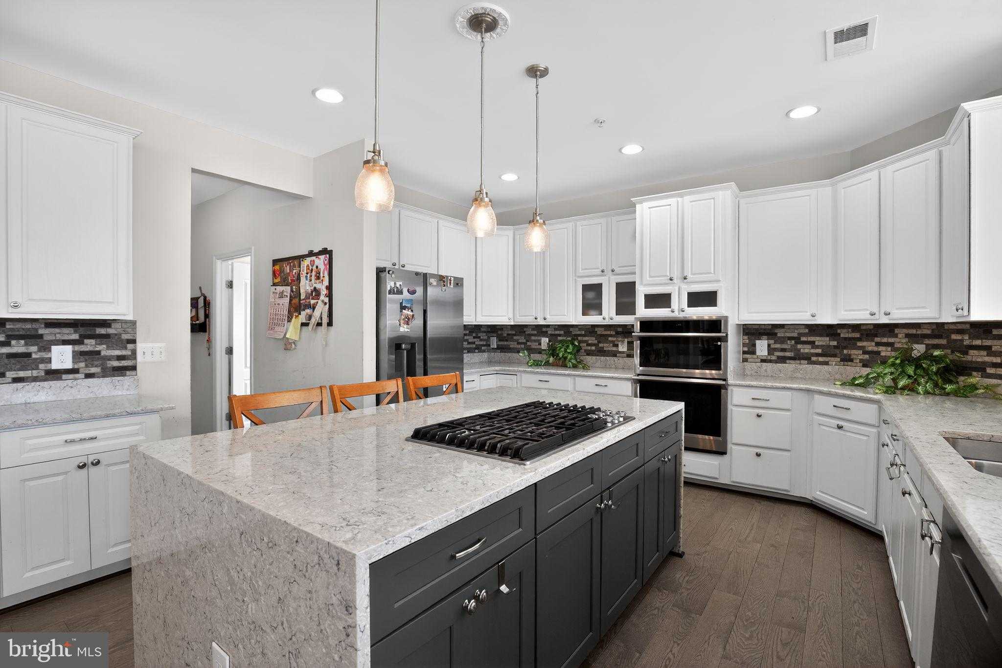 7406 White Plains Ln photo 5