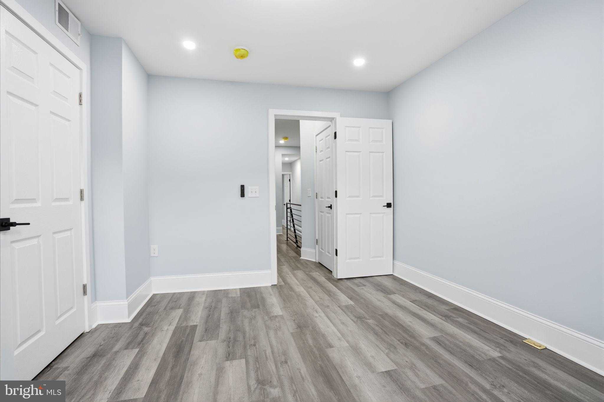 2037 E Cumberland St photo 20