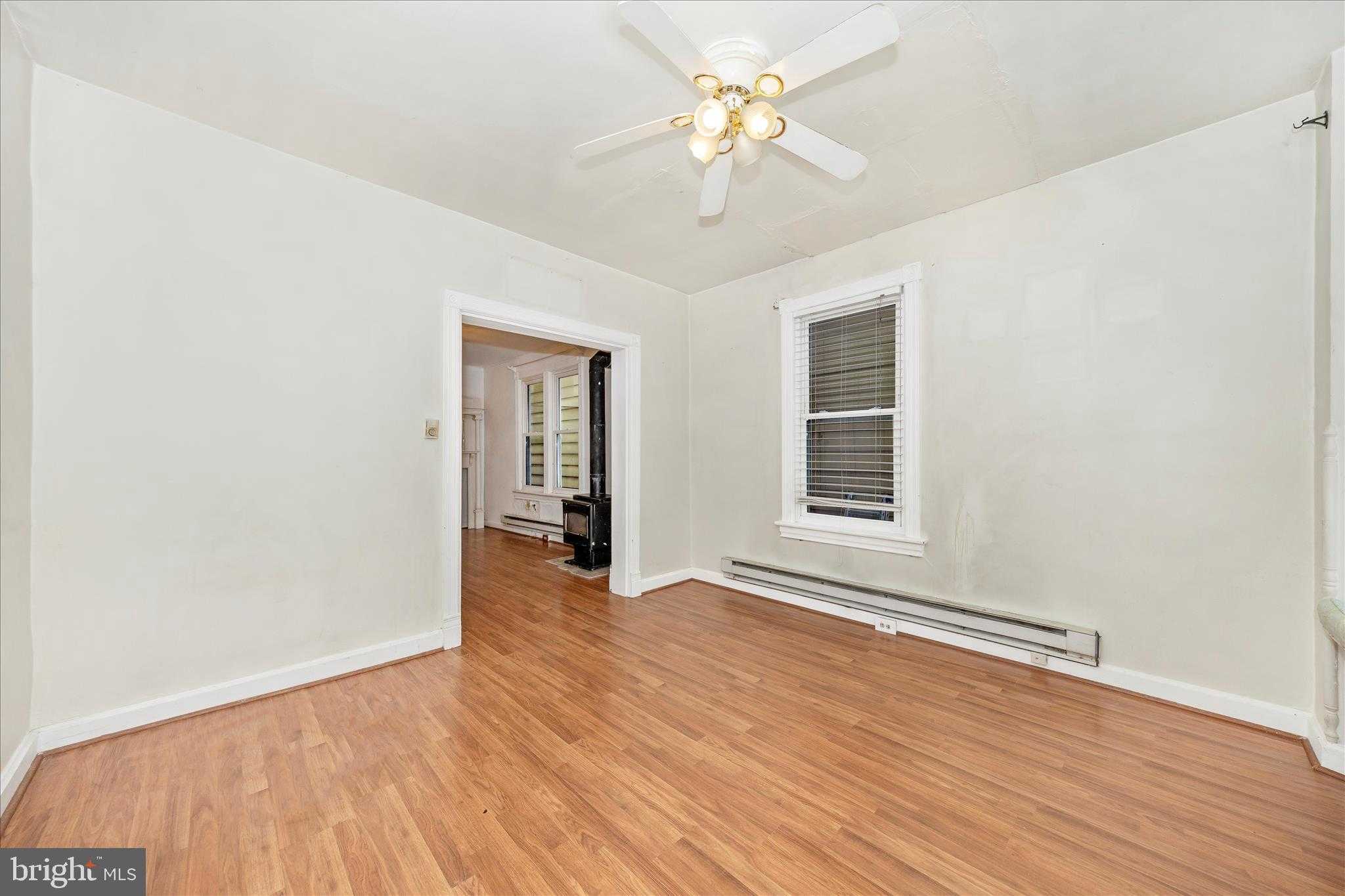 914 Salem Ave photo 3