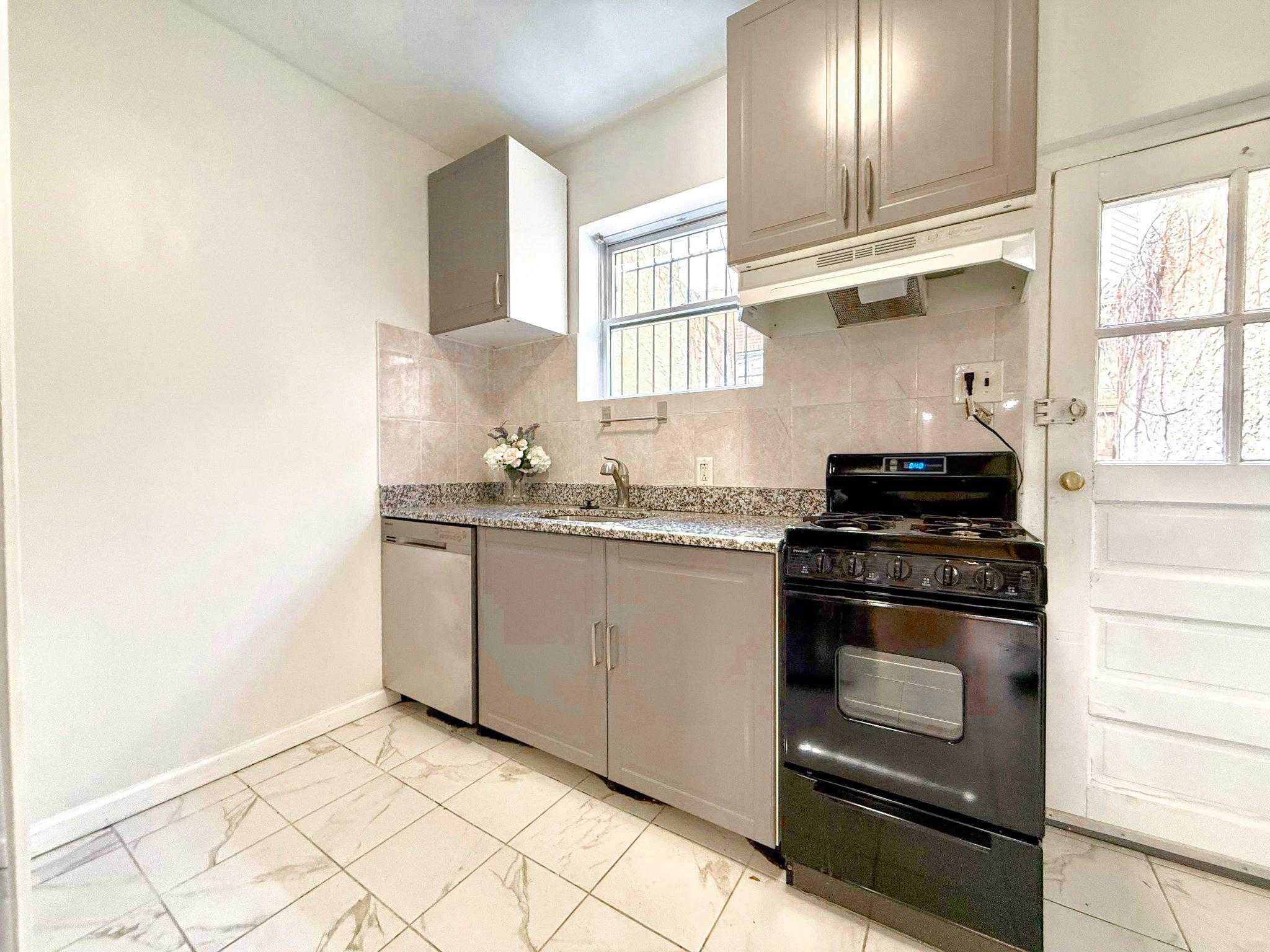 2416 Manning St photo 3