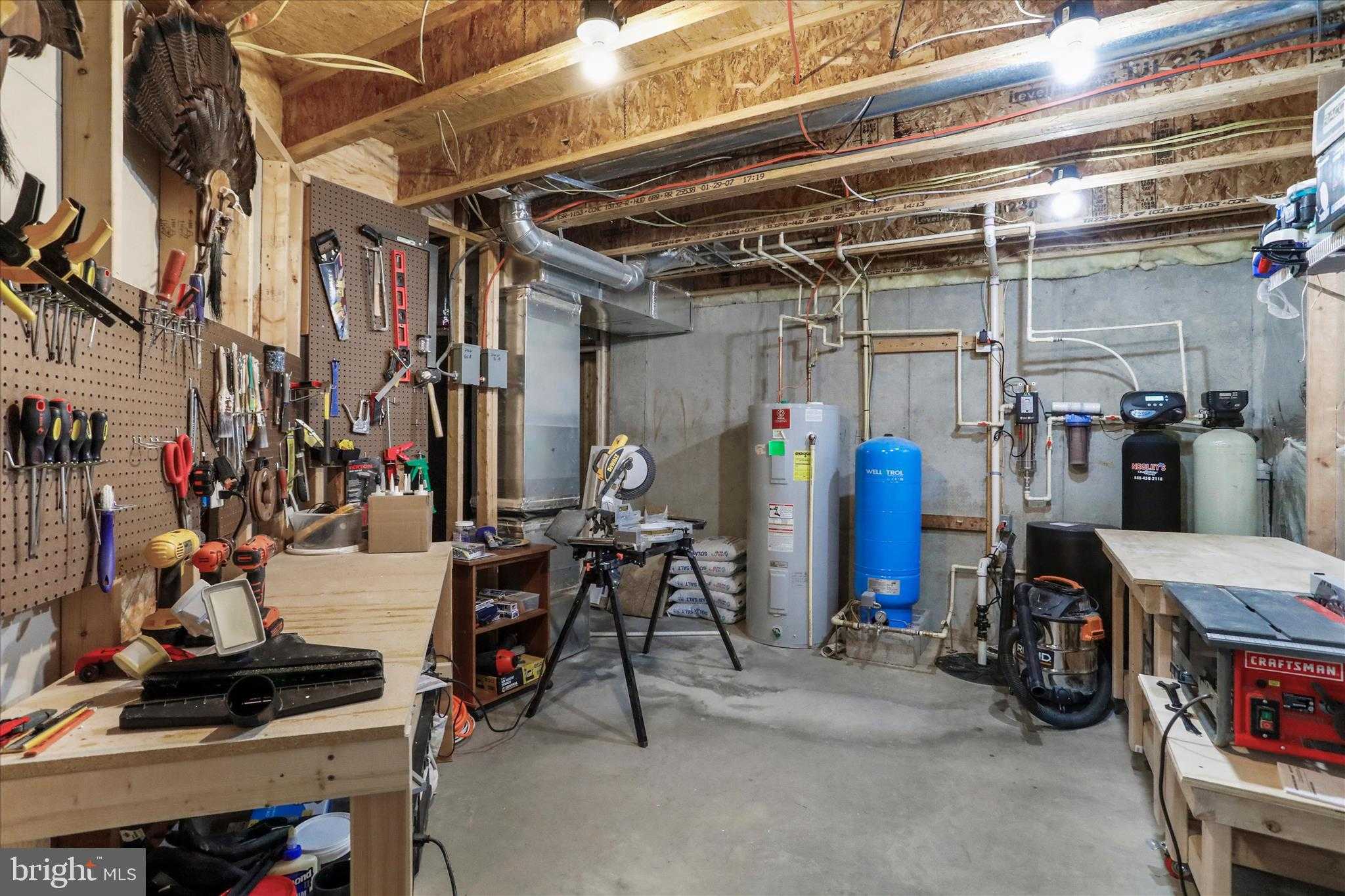 1073 Hallmark Dr photo 39