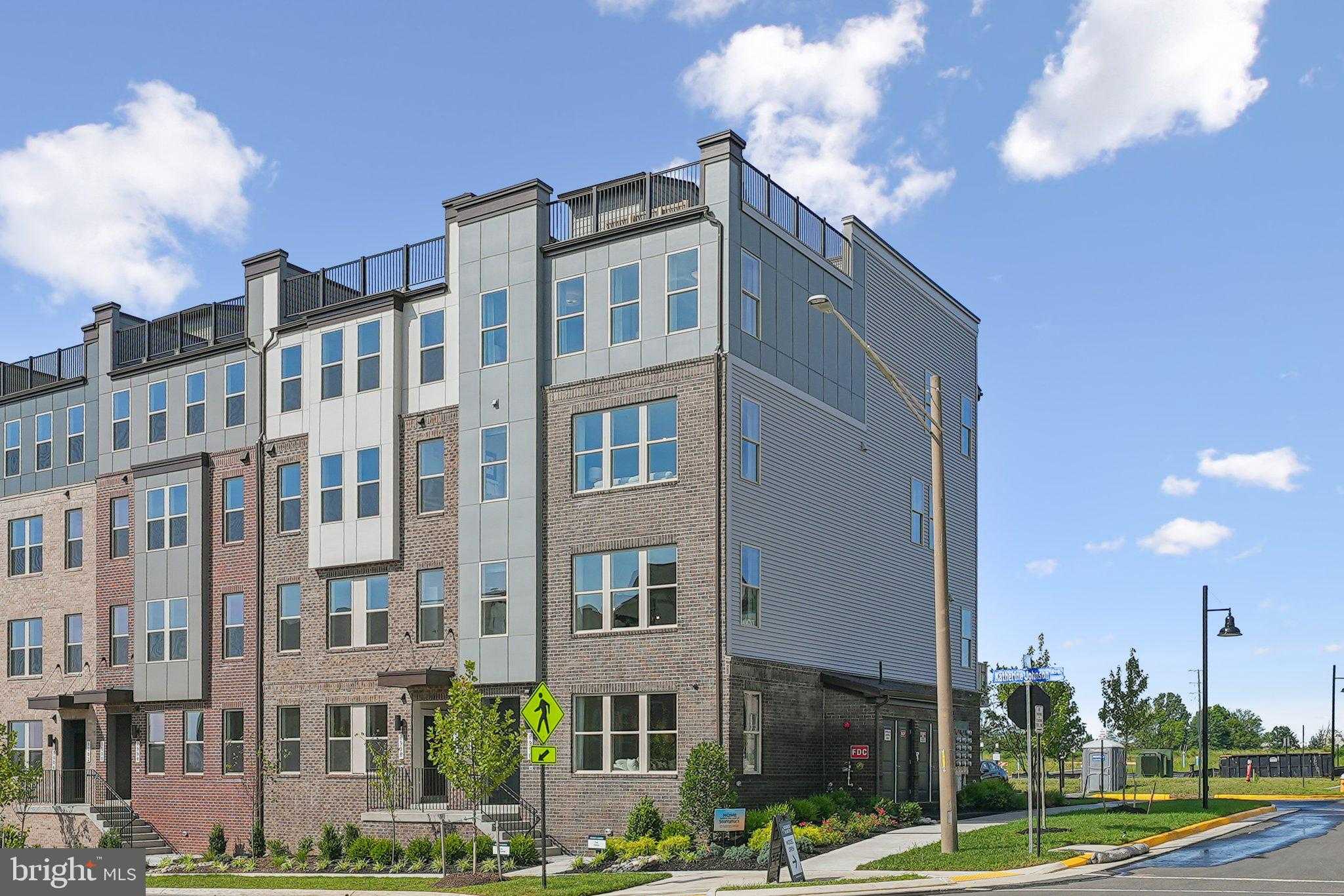 6715 Belcrest Rd photo 2