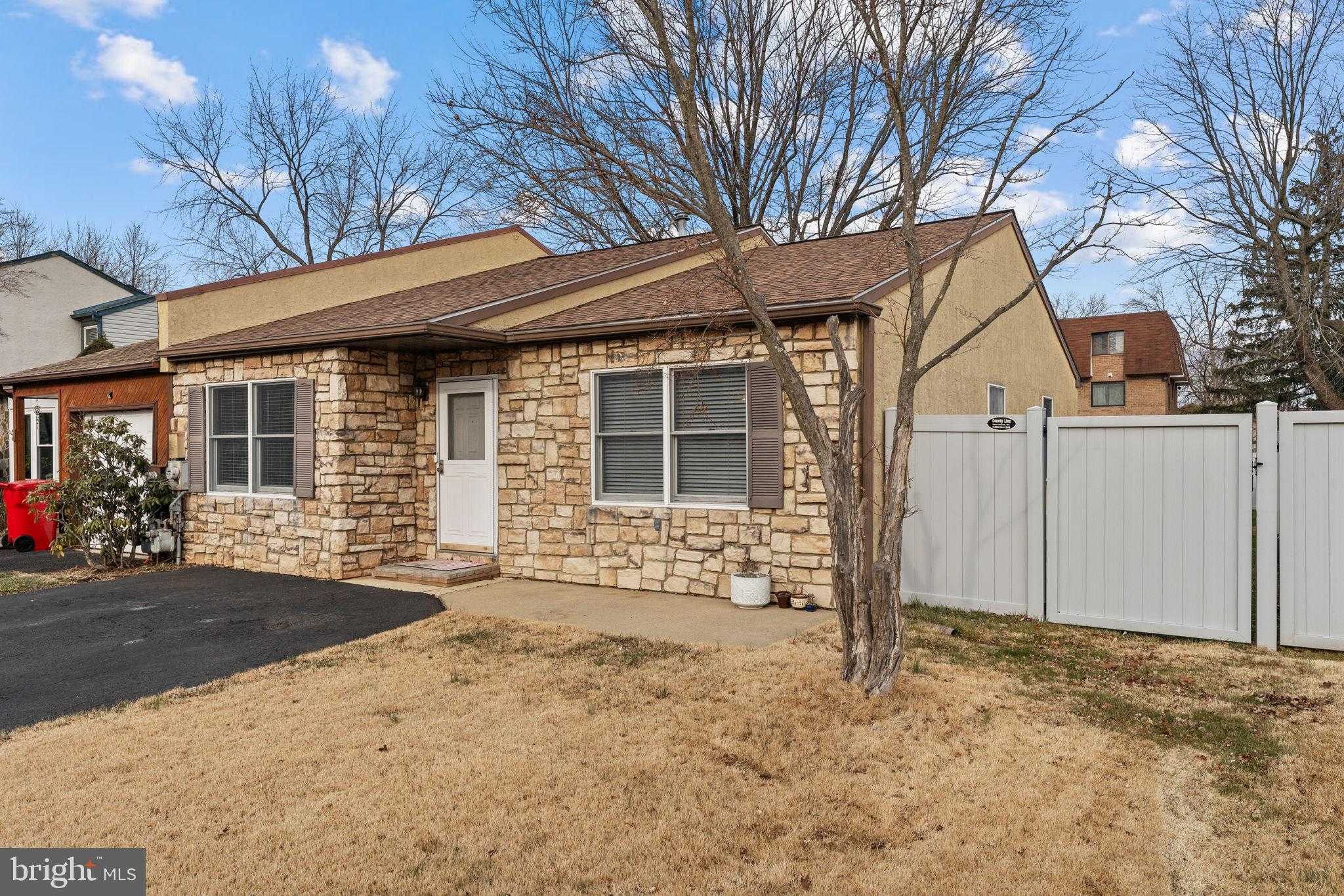 745 Tennyson Dr photo 4