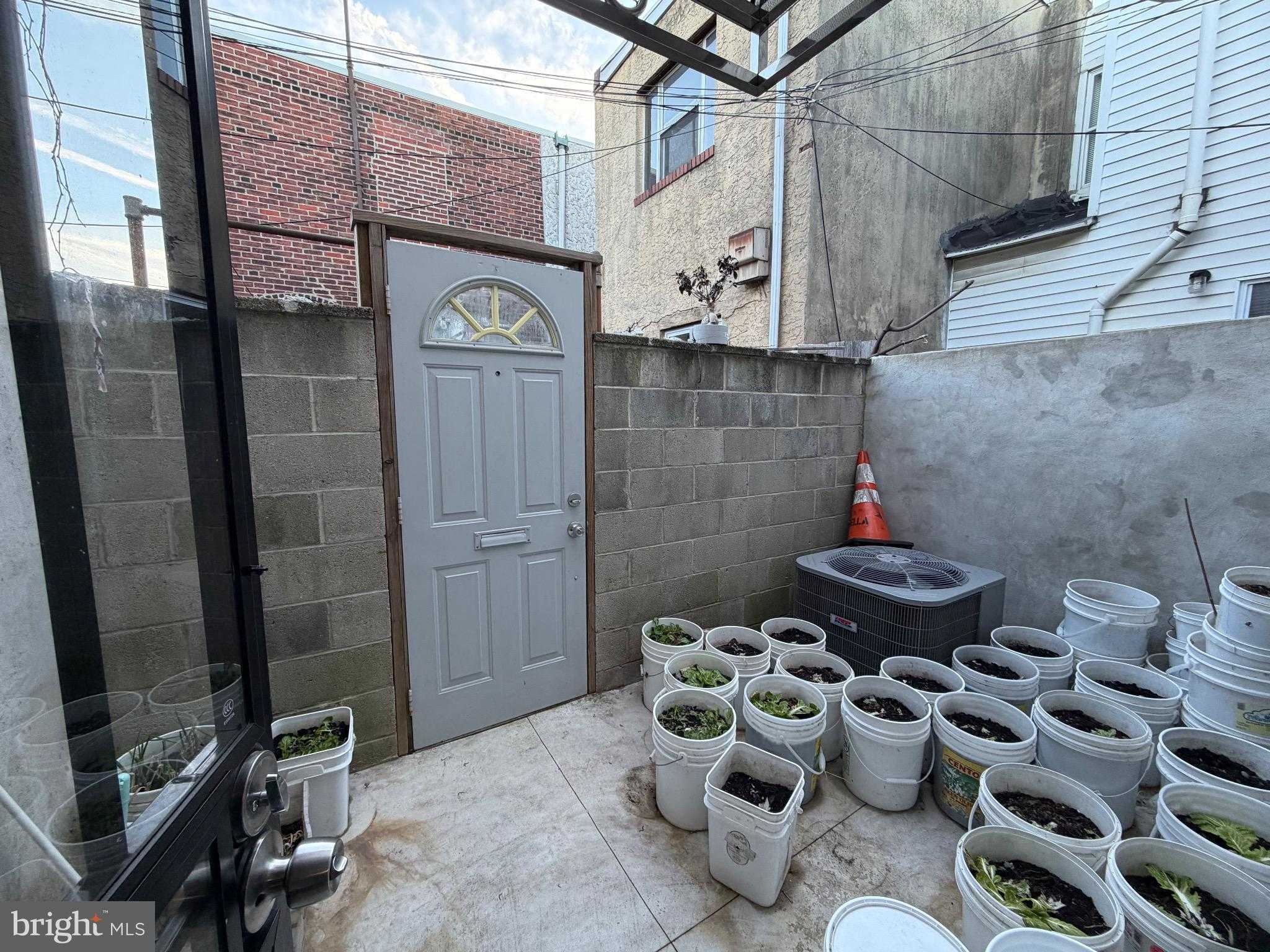 732 Dickinson St photo 6