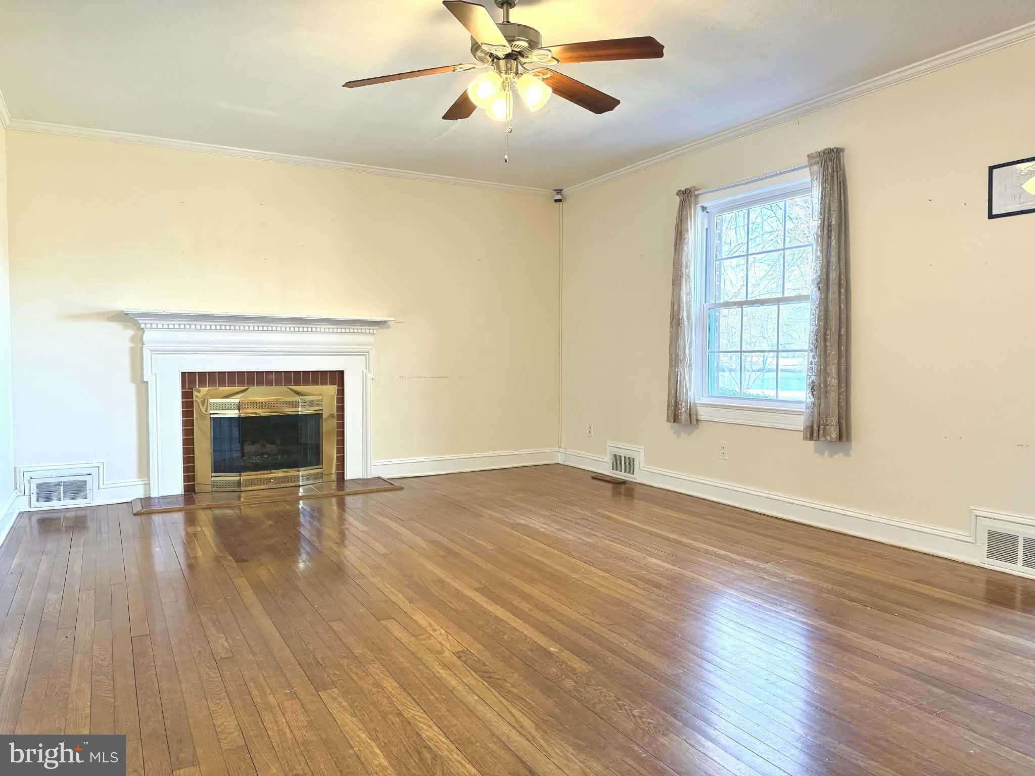 611 Lakeside Dr photo 2