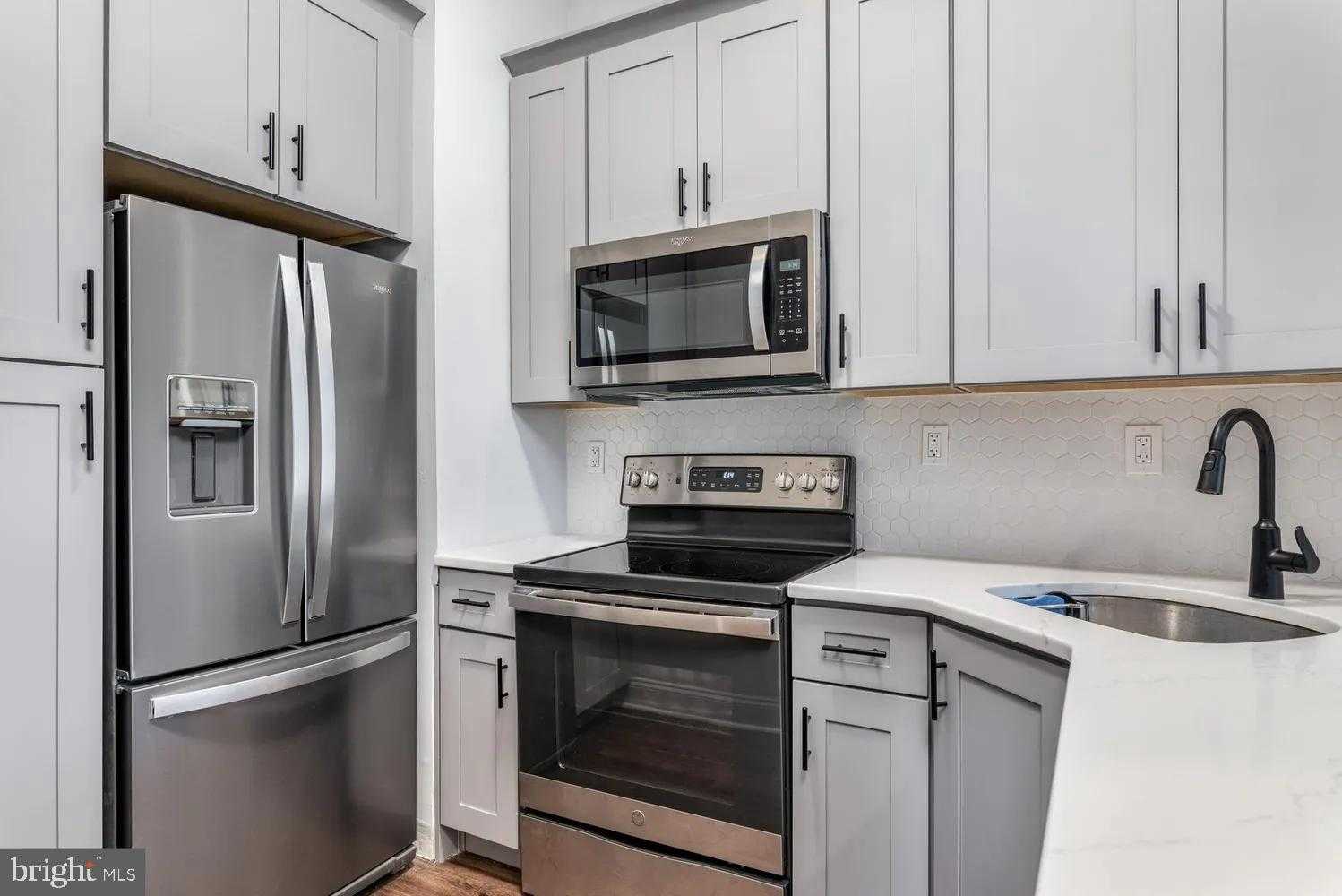 3 N Columbus Blvd # Pl202 photo 2