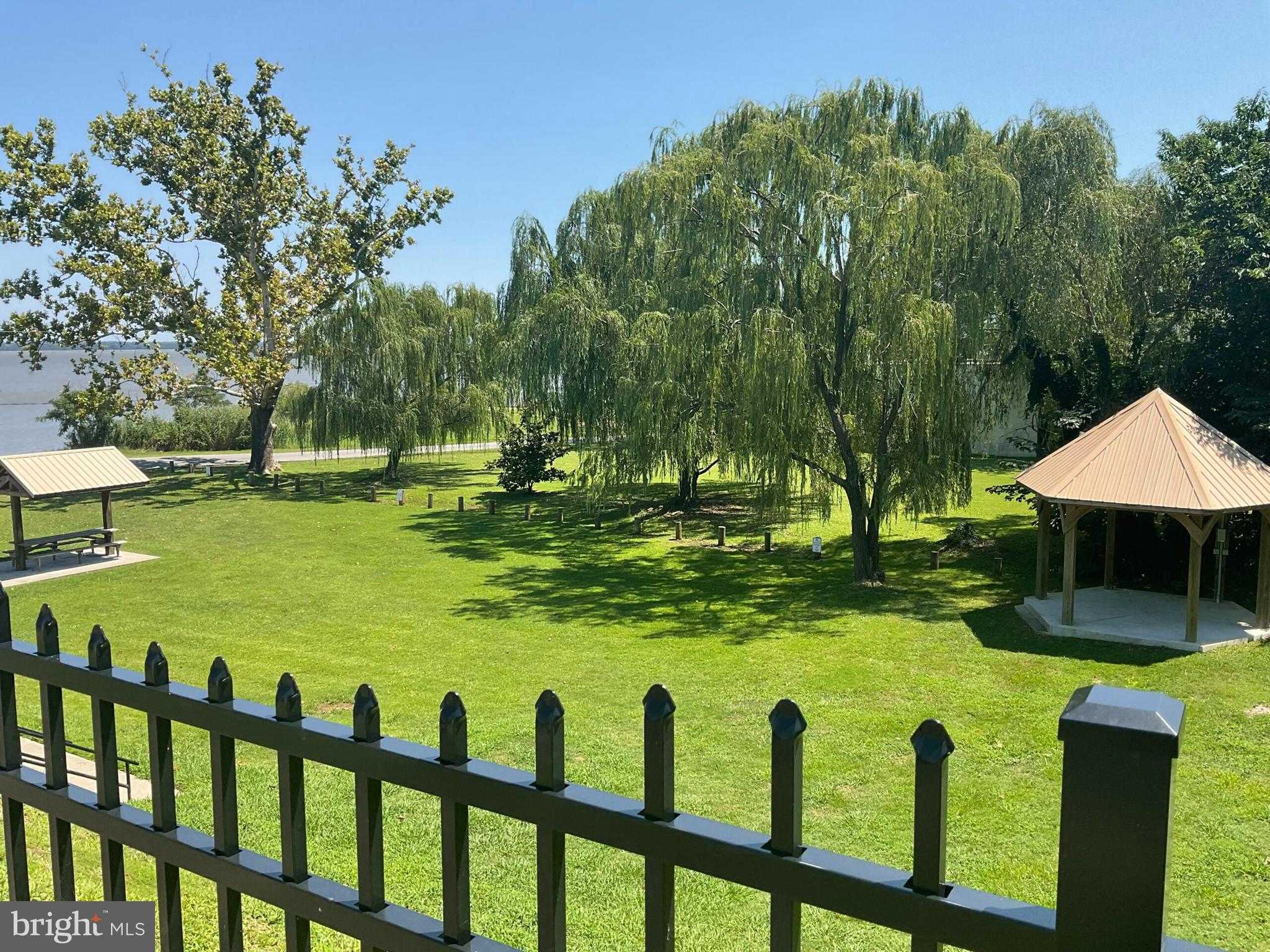 501 Essex St photo 20