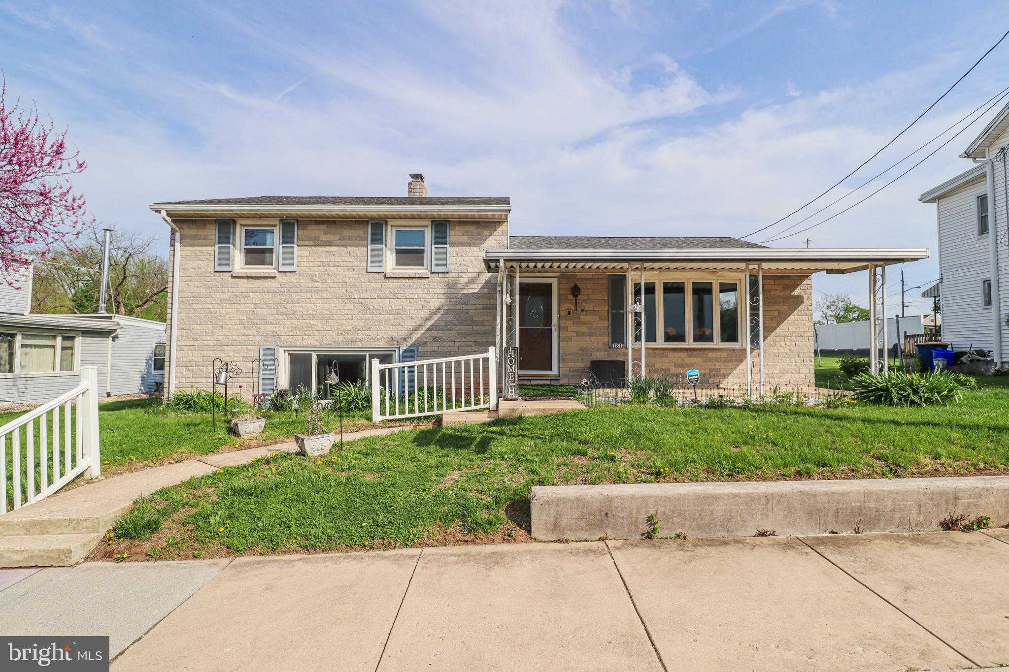 181 S Main St, Mount Wolf