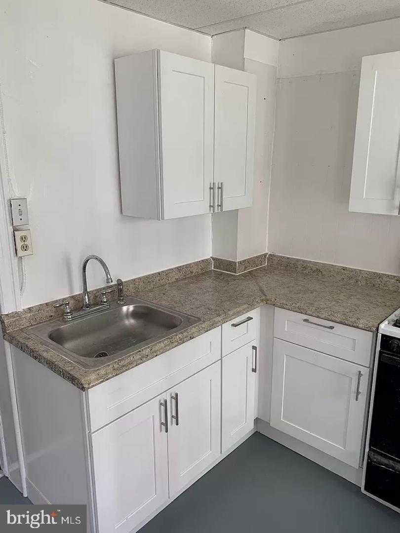 2926 N Stillman St photo 4