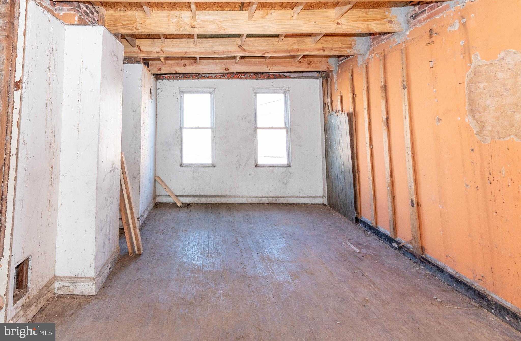 2818 E Madison St photo 3