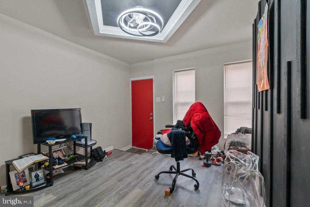 1913 Christian St photo 5