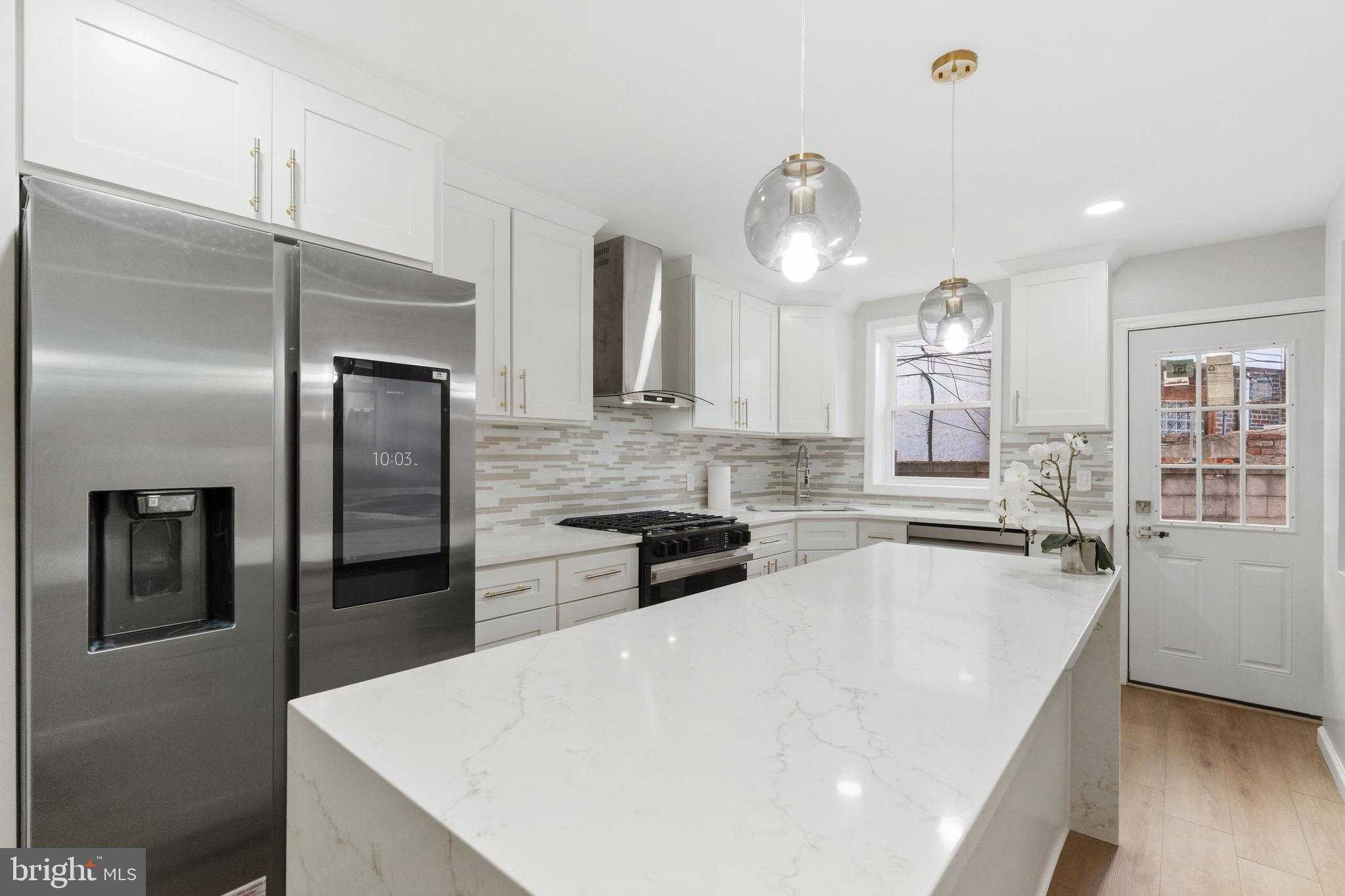 1203 Moore St photo 2