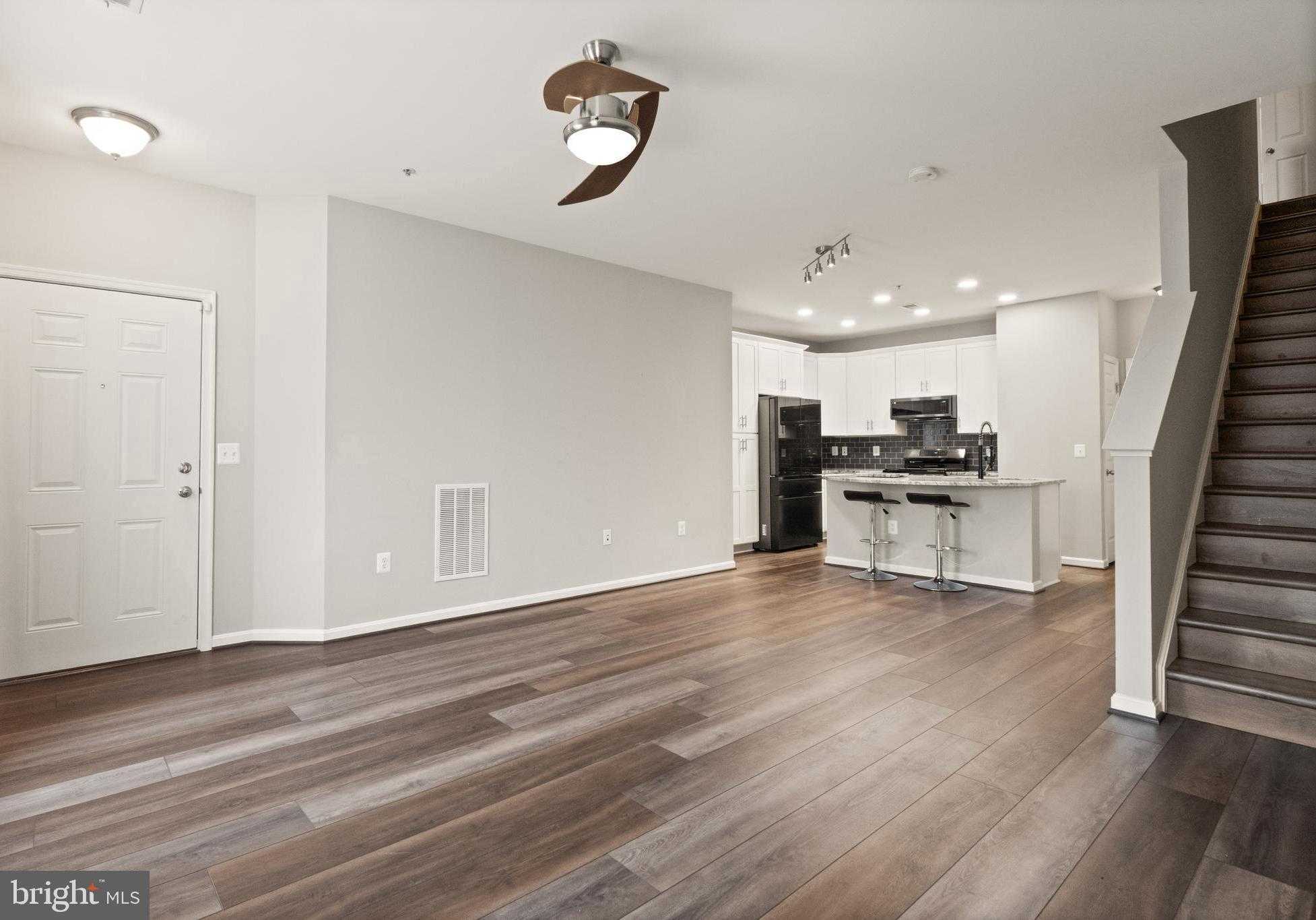 9541 Center St photo 4