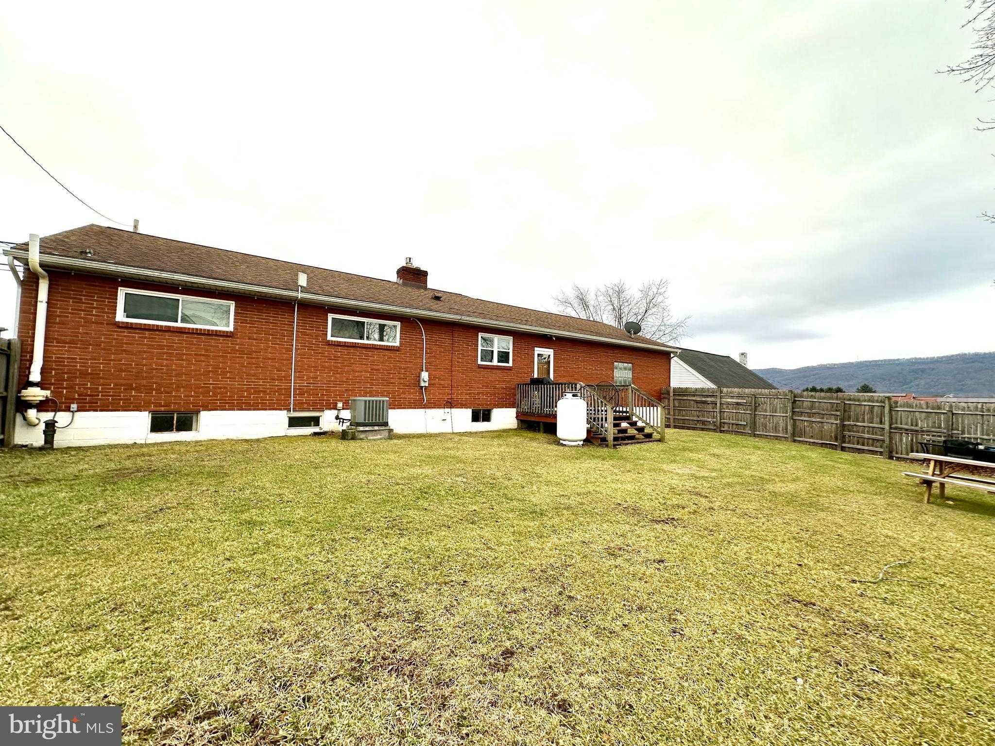 909 E Main St photo 39