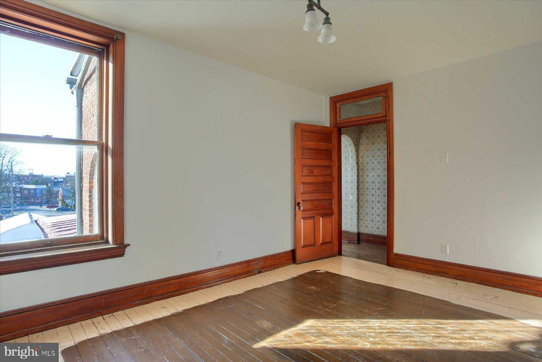 48 E North St photo 37