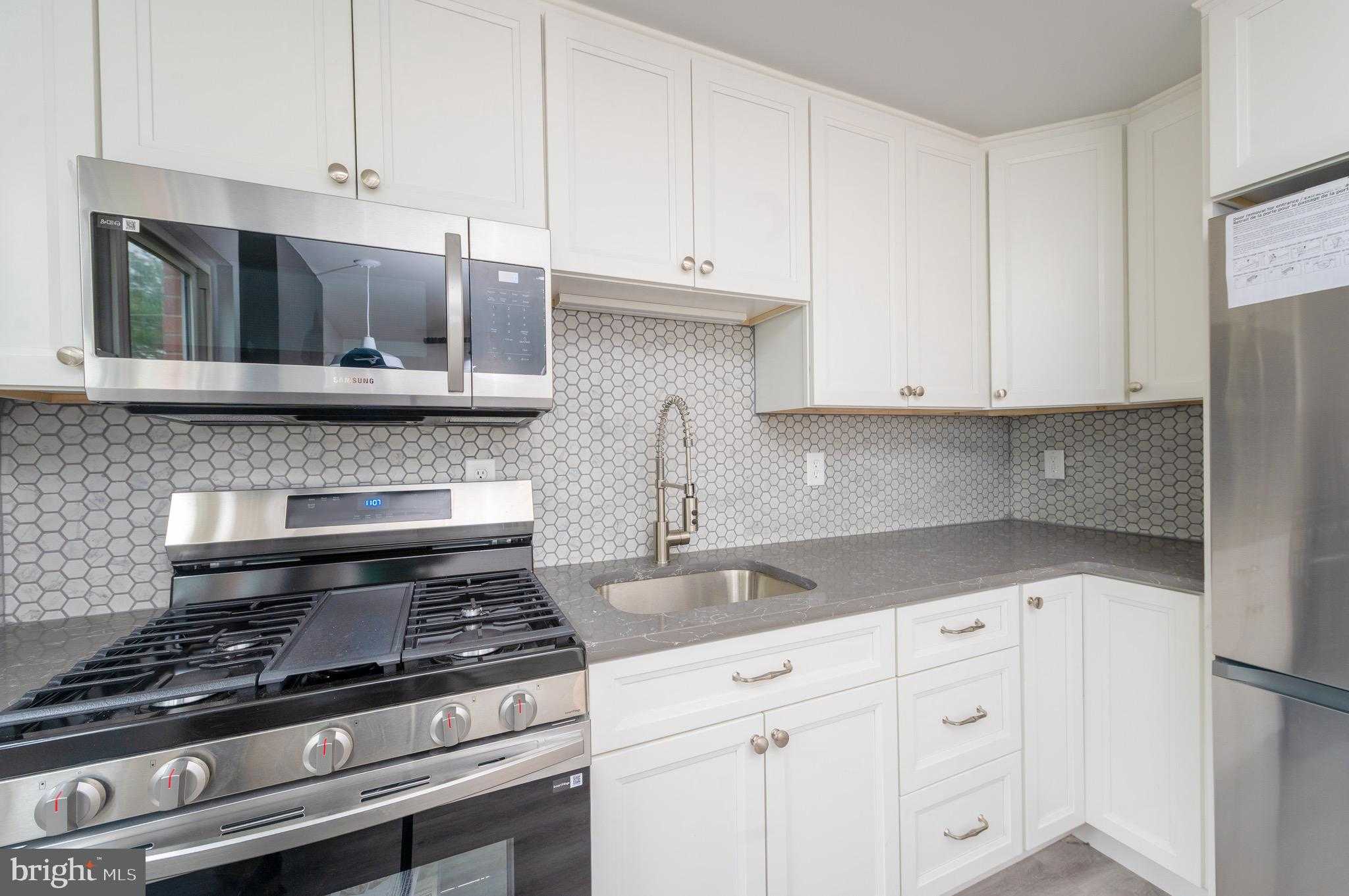 870 Hilton Dr photo 3