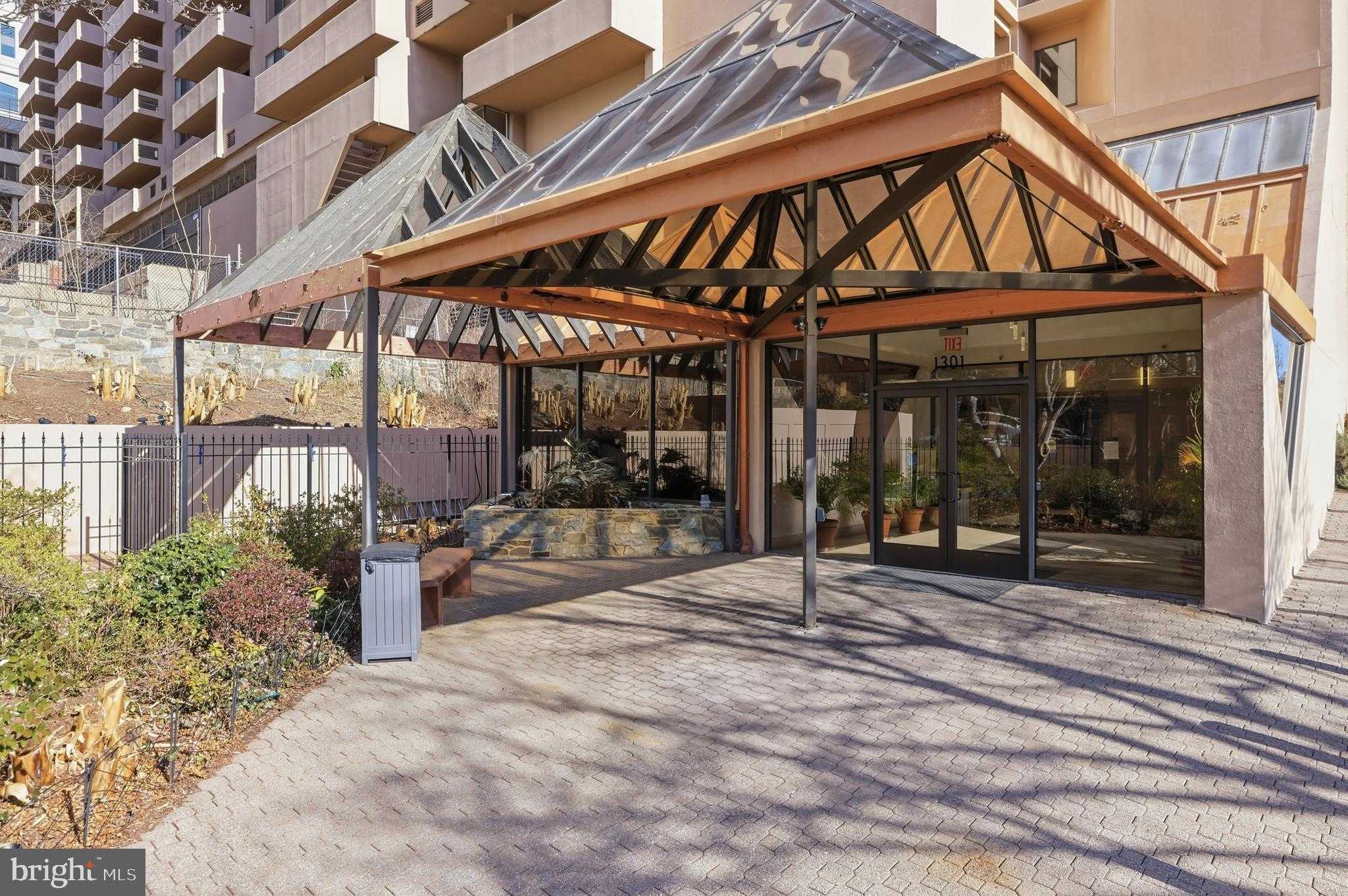 1301 N Courthouse Rd Apt 1804 photo 2