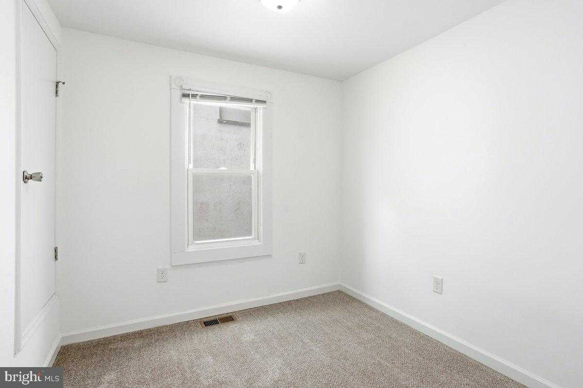 728 N Queen St photo 17